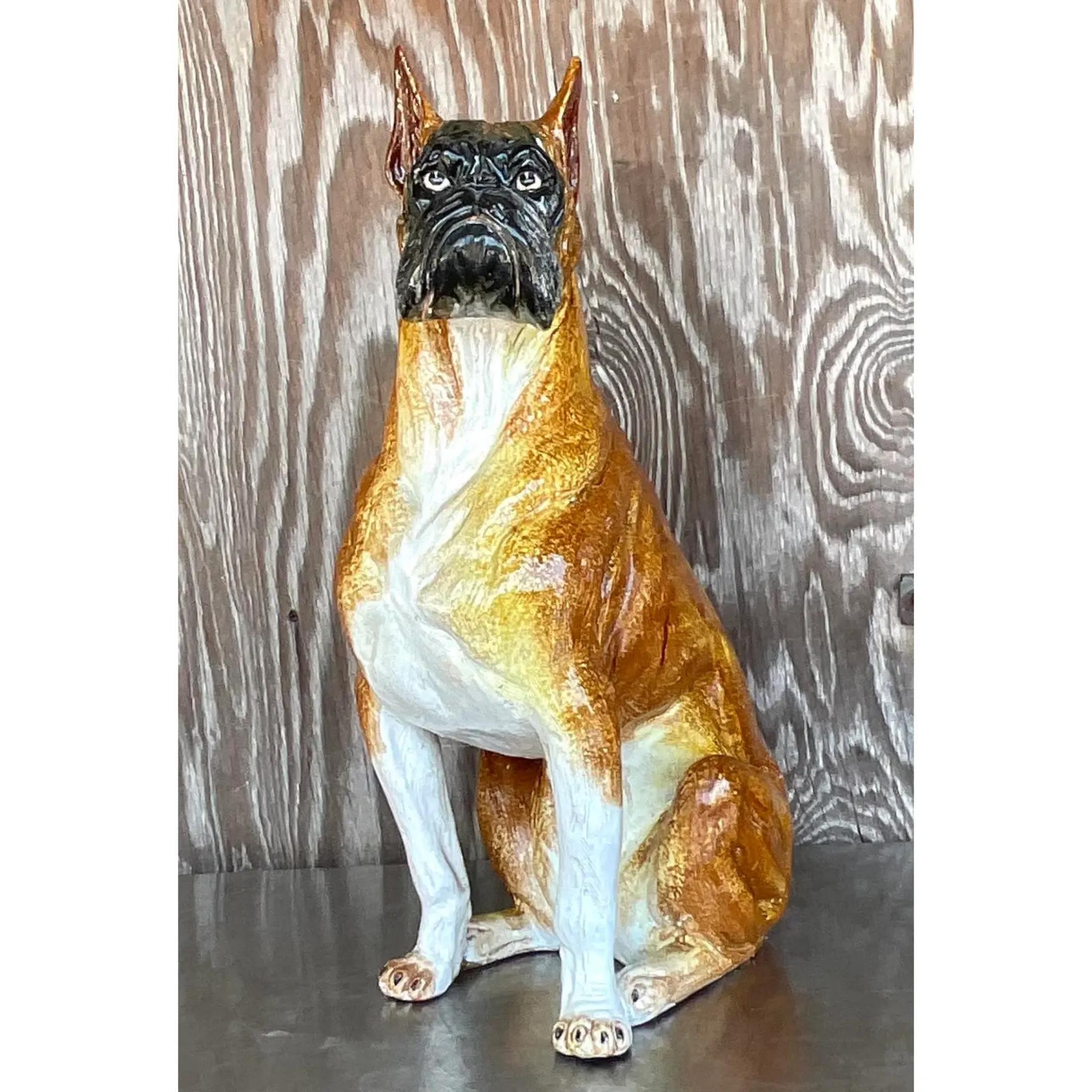 Un fabuleux chien Boho en terre cuite vintage. Un Boxer chic avec un design brillant peint à la main. Fabriquées en Italie. Acquis d'une propriété de Palm Beach. 