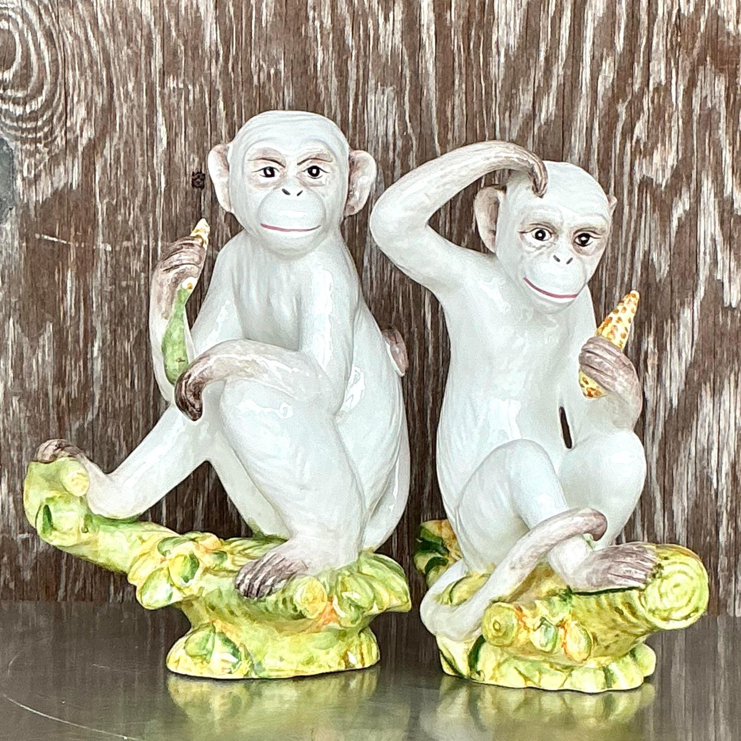 Ajoutez une touche ludique à votre décor avec cette charmante paire de singes italiens vintage en céramique émaillée. Ces figurines fantaisistes sont parfaites pour tout espace d'inspiration bohème, avec des détails réalistes et une palette de