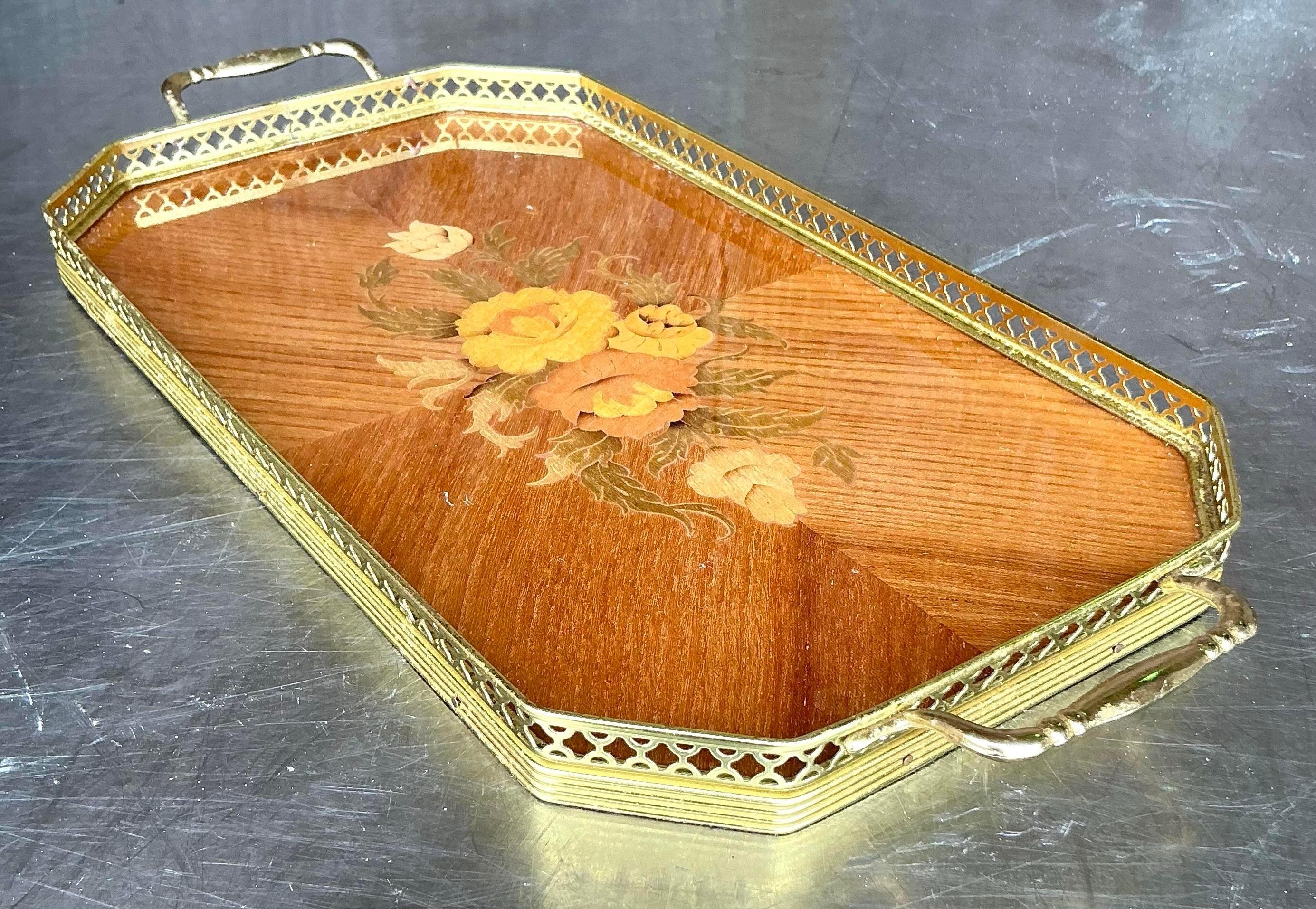 Sirve con estilo con esta bandeja de galería de latón con marquetería italiana boho vintage. Una impresionante fusión de artesanía y sofisticación.
