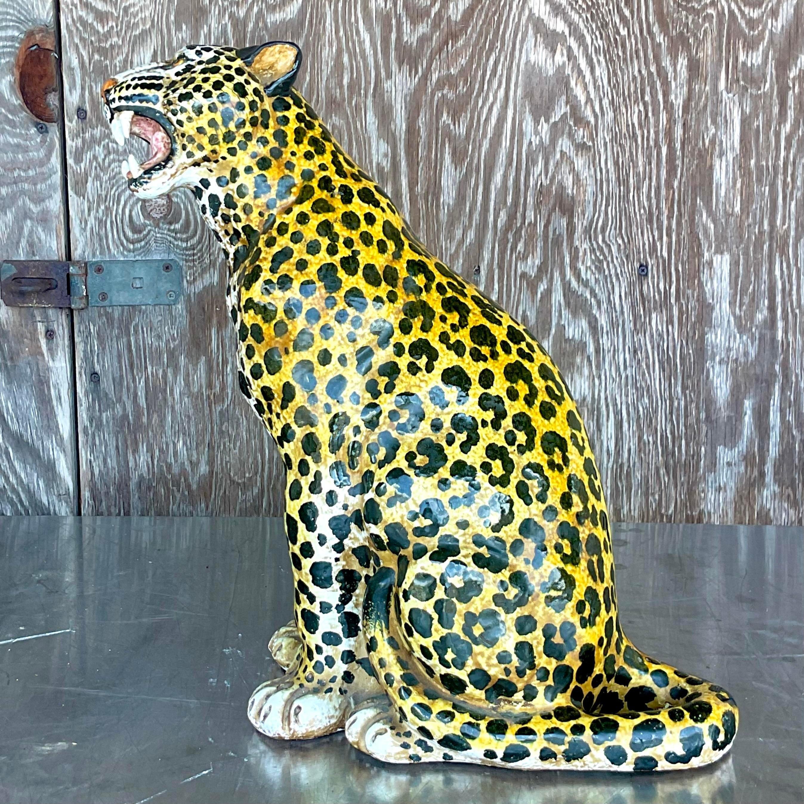 Un fantastico leopardo Boho vintage. Un'elegante ceramica smaltata dipinta a mano con un'incredibile attenzione ai dettagli. Prodotto in Italia. Acquistato da una proprietà di Palm Beach.