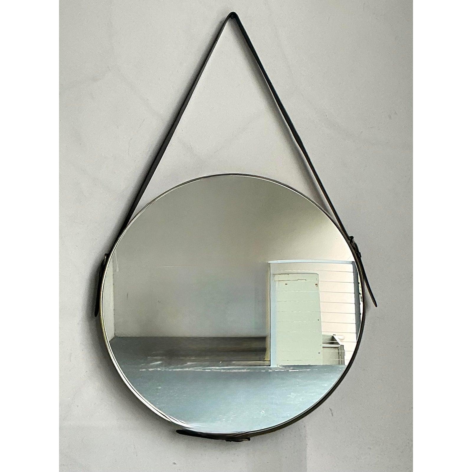 Ce miroir suspendu saisissant fusionne parfaitement un design fonctionnel avec une élégance contemporaine, mettant en valeur une esthétique intemporelle enracinée dans les principes scandinaves et minimalistes. Le verre réfléchissant circulaire est