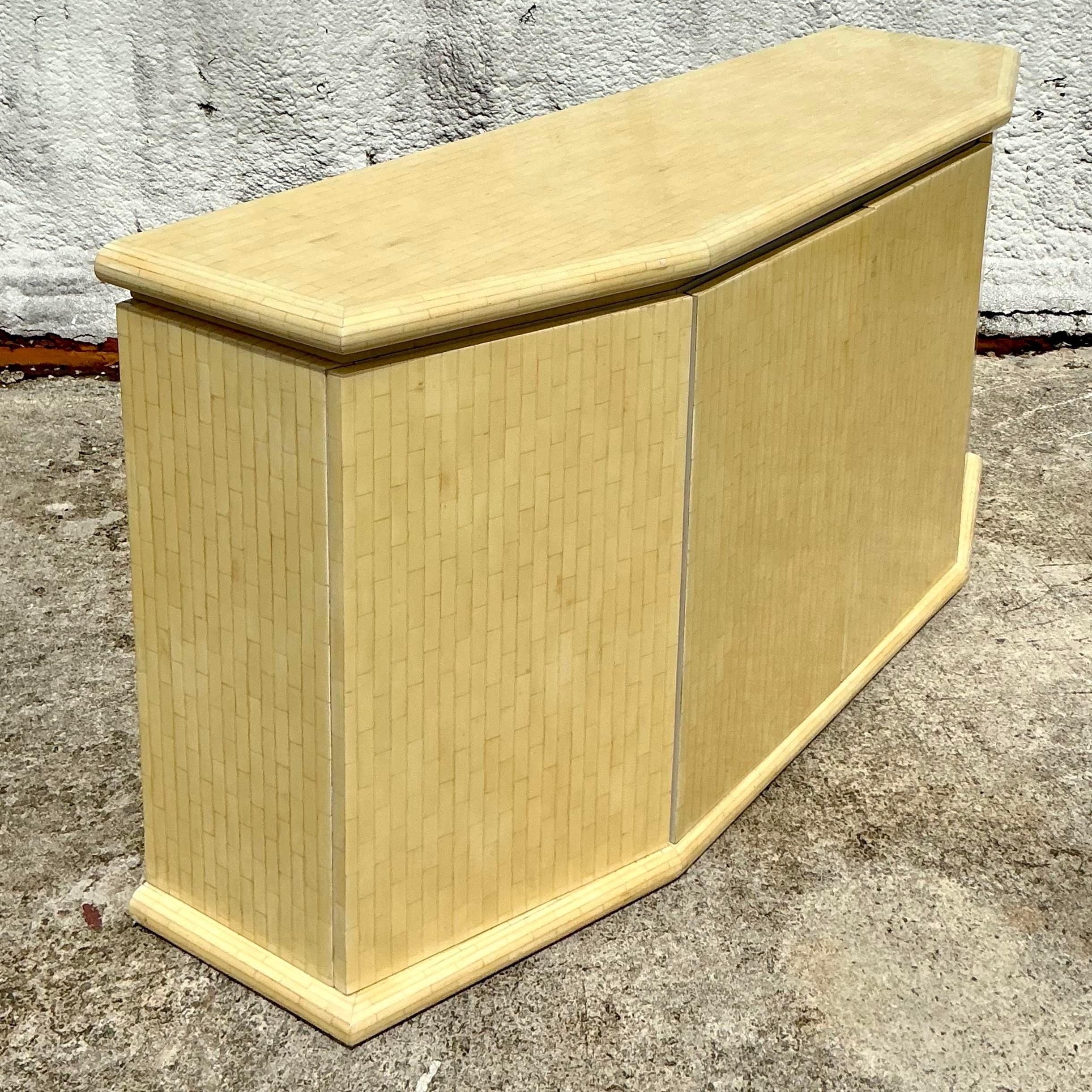 Élevez votre décoration intérieure avec cette crédence d'angle en os tesselé Vintage Boho Jimeco. Parfaite pour les intérieurs de style américain, cette pièce exquise présente des détails complexes en os tessellés et un design angulaire unique. Son