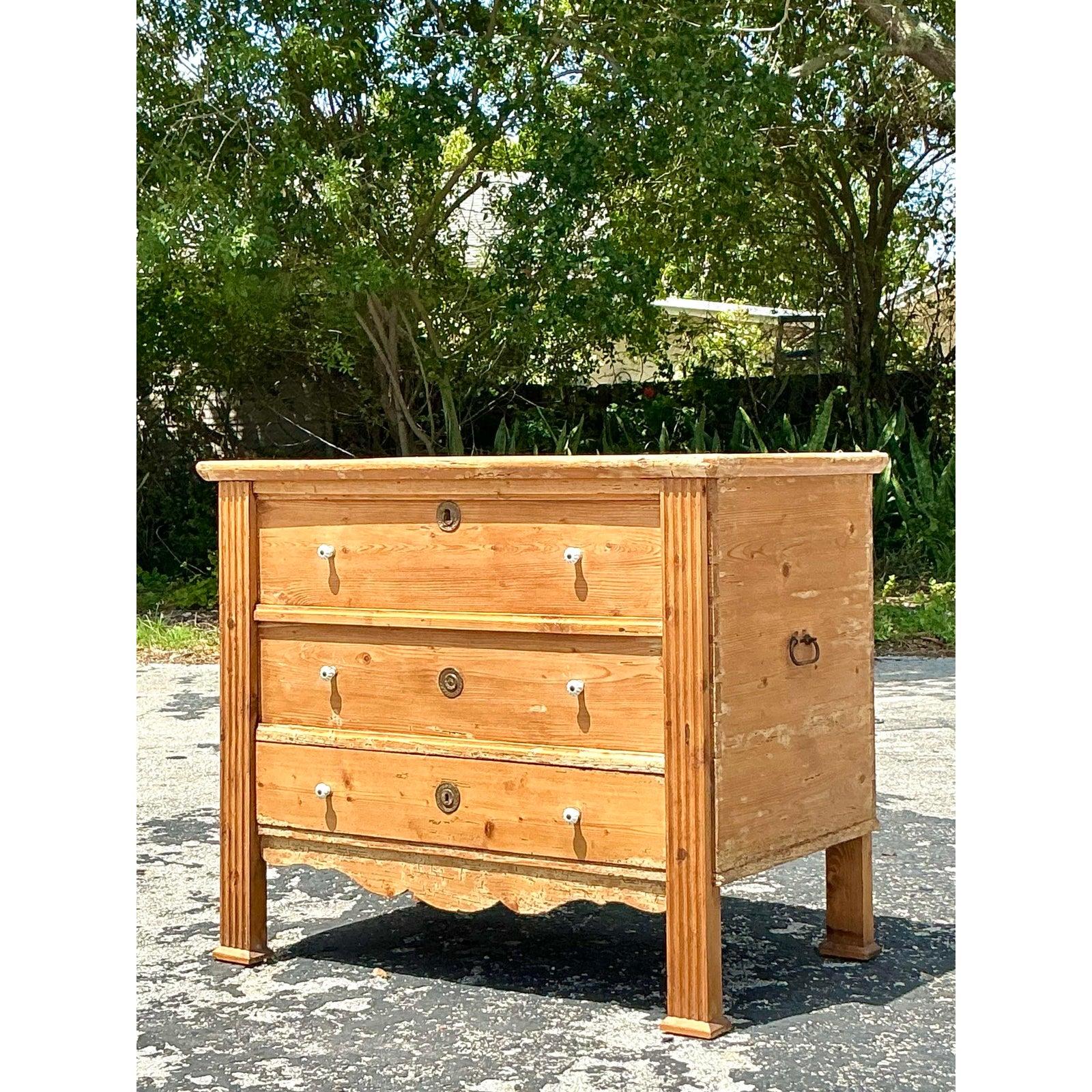 Boho Knotty Kiefernholz-Truhe im Angebot 4