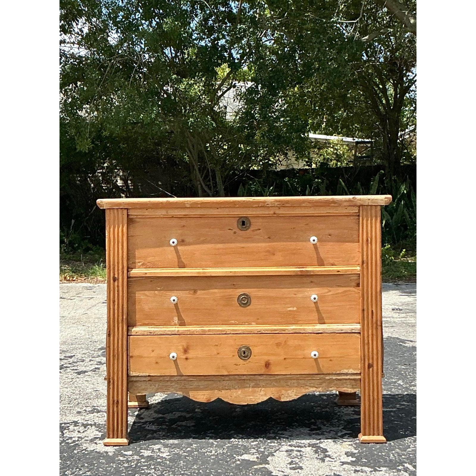 Boho Knotty Kiefernholz-Truhe im Angebot 5
