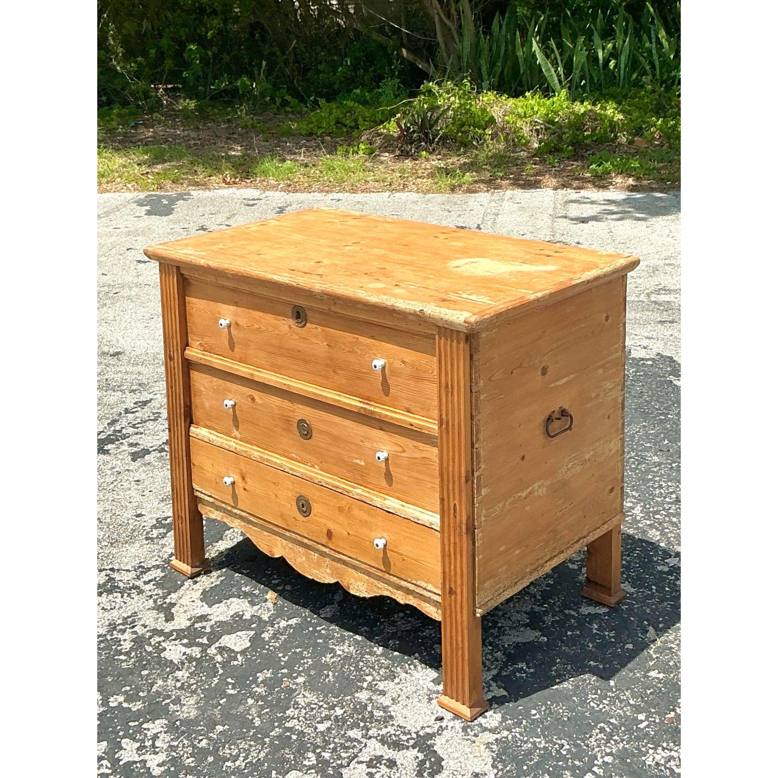 Boho Knotty Kiefernholz-Truhe im Angebot 6