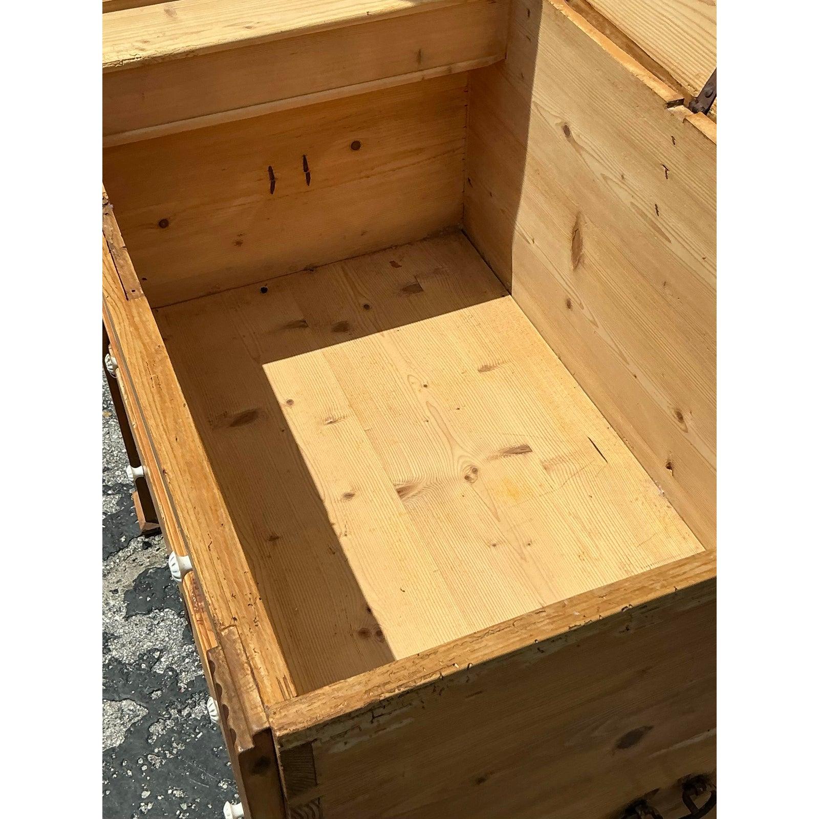 Zelebrieren Sie die Schönheit rustikaler Handwerkskunst mit dieser bezaubernden Deckentruhe aus geknotetem Kiefernholz im Vintage-Stil. Mit seiner reichen Holzmaserung, der dekorativen Schürze mit Wellenschliff und den geriffelten Ecksäulen