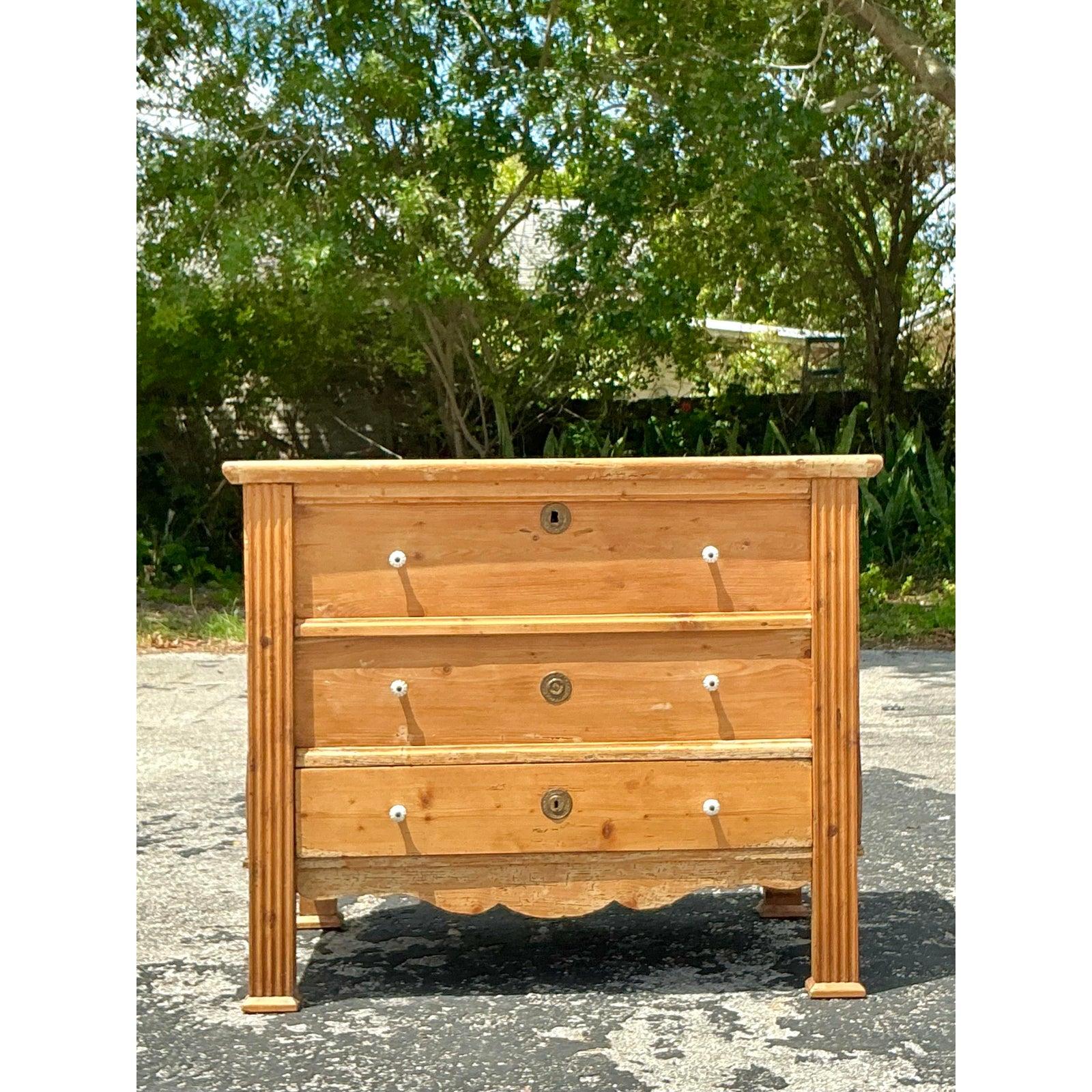 Boho Knotty Kiefernholz-Truhe (20. Jahrhundert) im Angebot