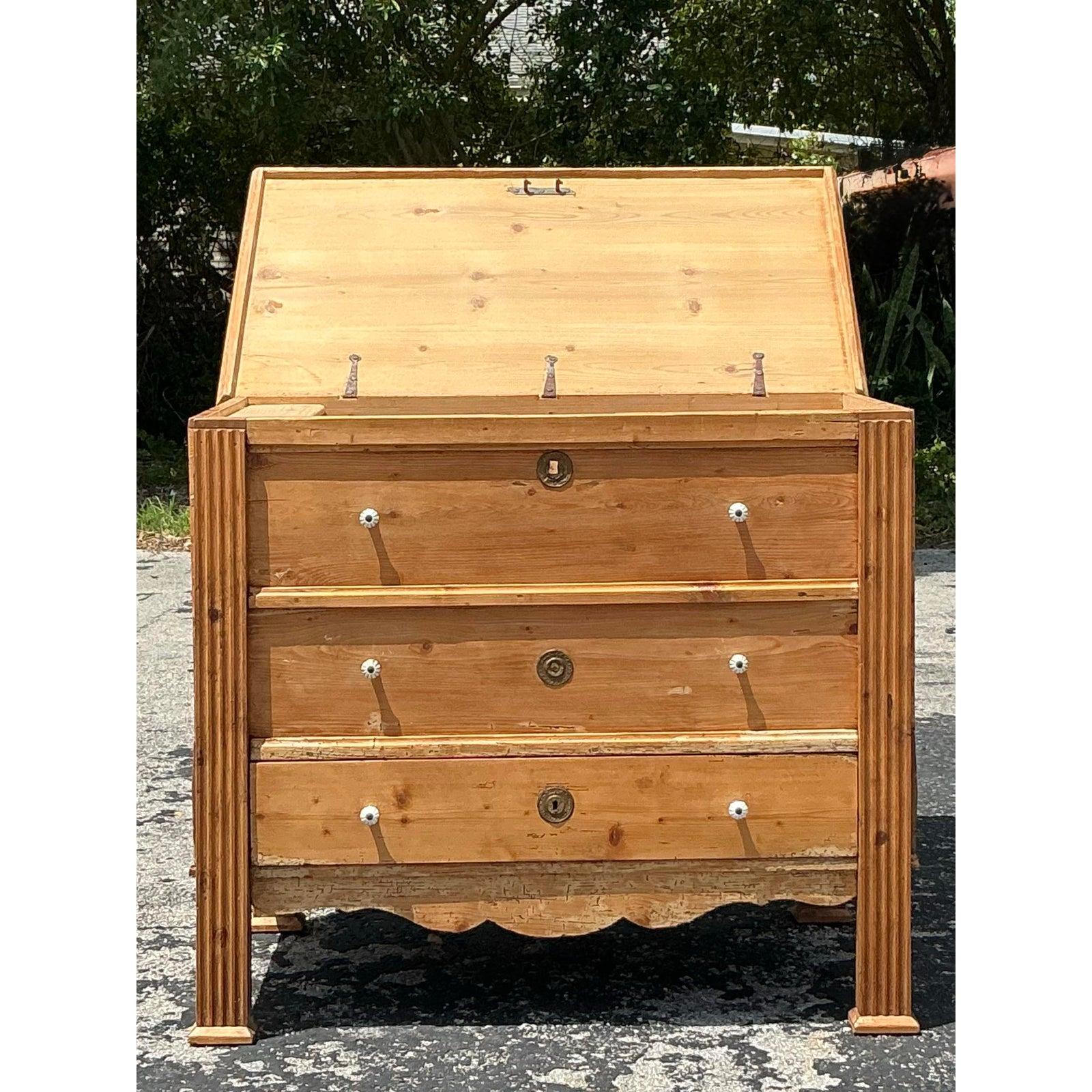 Boho Knotty Kiefernholz-Truhe (Metall) im Angebot