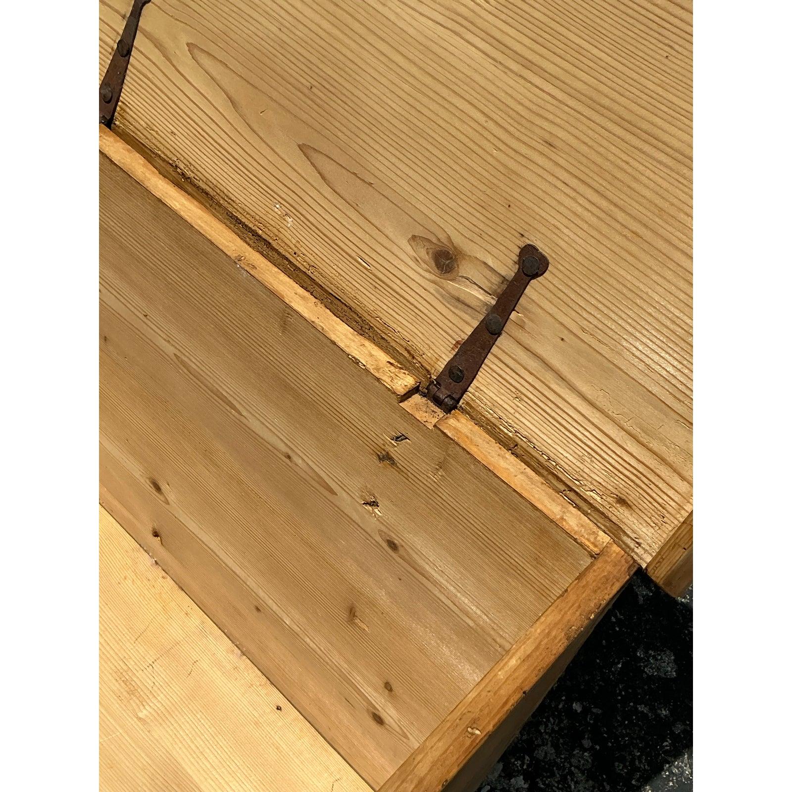 Boho Knotty Kiefernholz-Truhe im Angebot 1