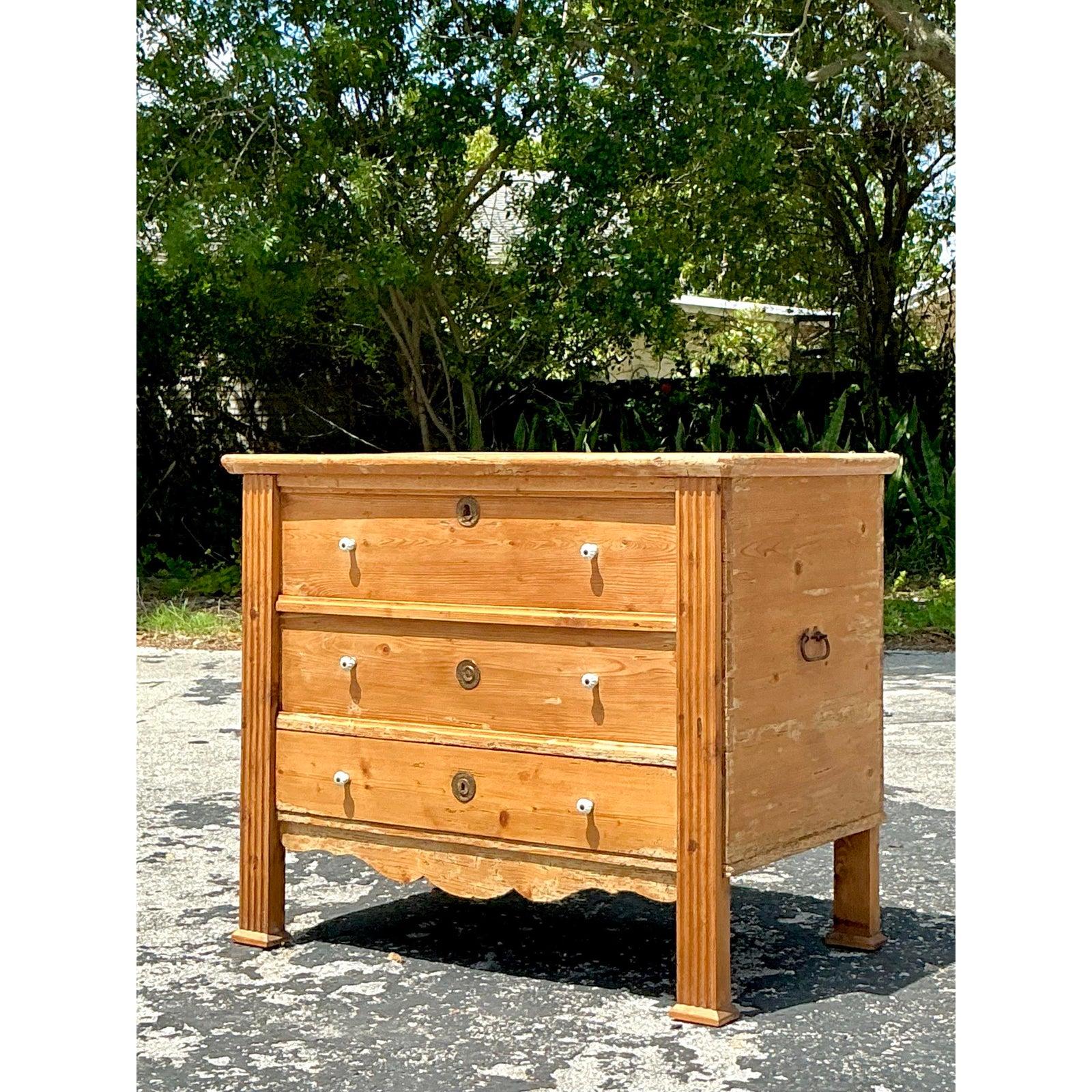 Boho Knotty Kiefernholz-Truhe im Angebot 2