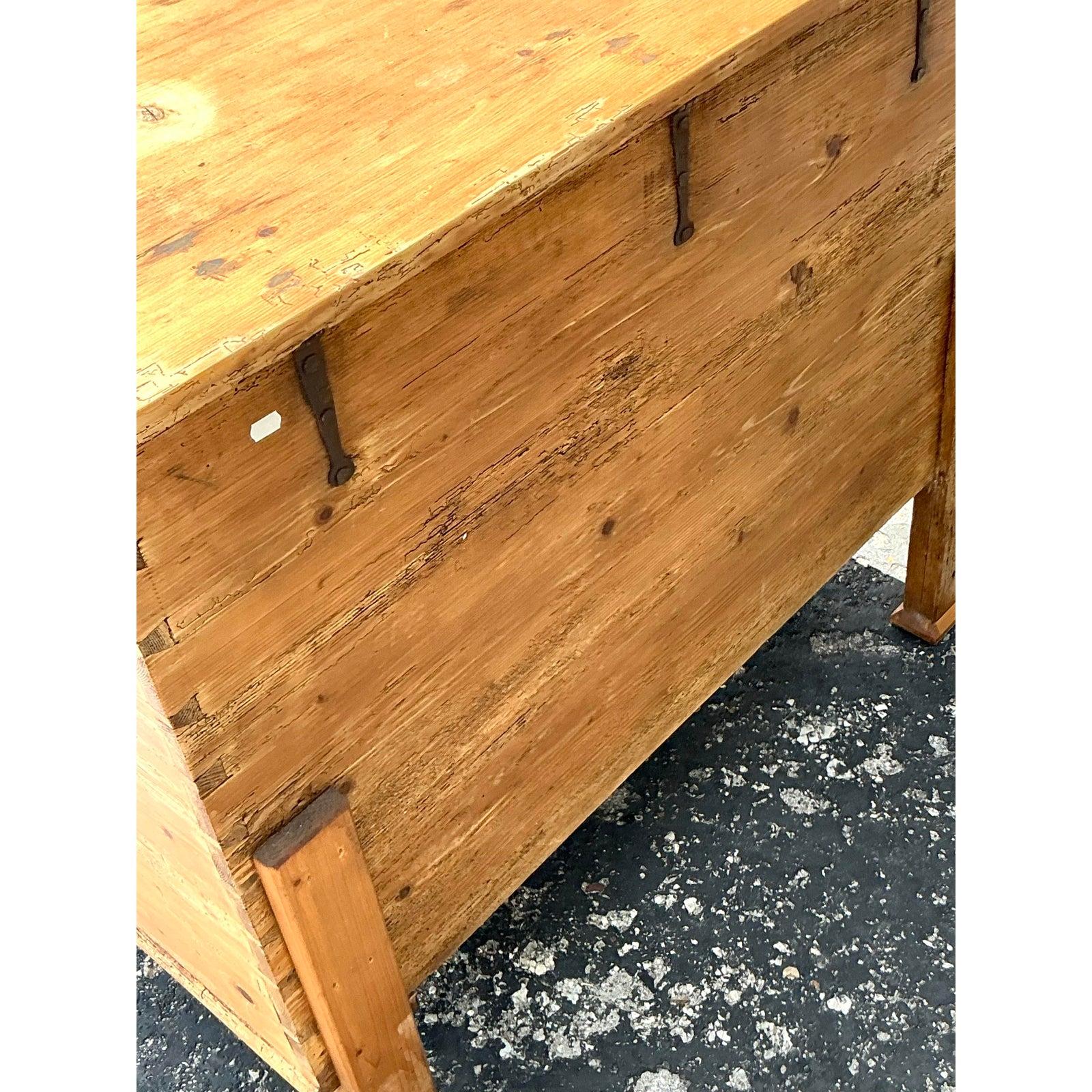 Boho Knotty Kiefernholz-Truhe im Angebot 3