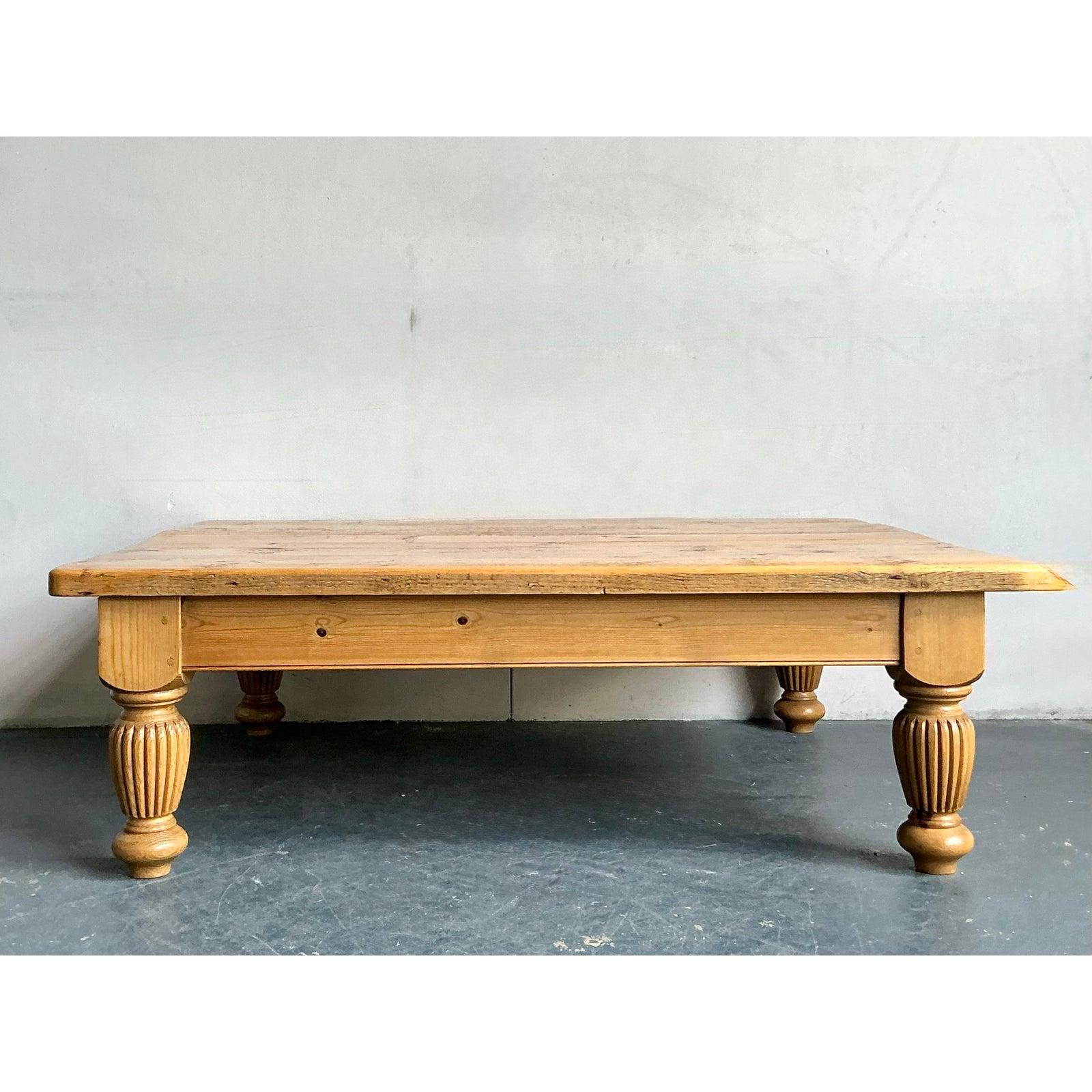 Embrassez l'essence chaleureuse et invitante du charme de la ferme avec cette table basse vintage en pin noueux, mêlant magnifiquement l'attrait rustique à une touche de caractère bohème. Fabriqué en pin noueux massif, sa finition vieillie et son