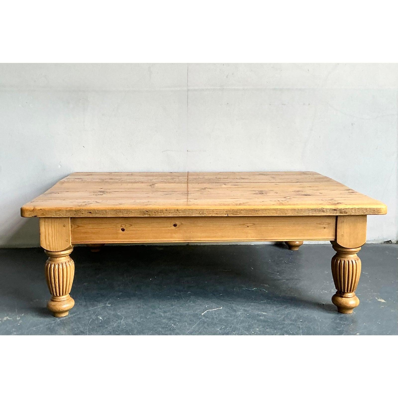Américain Table basse de ferme en pin noueux Vintage By By en vente