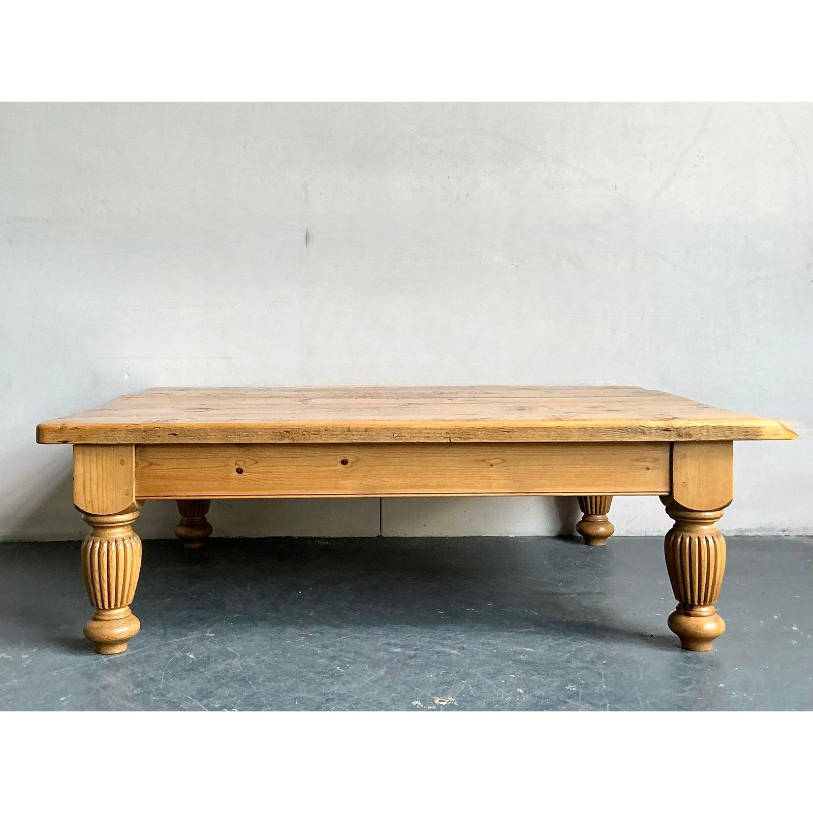 Table basse de ferme en pin noueux Vintage By By Bon état - En vente à West Palm Beach, FL