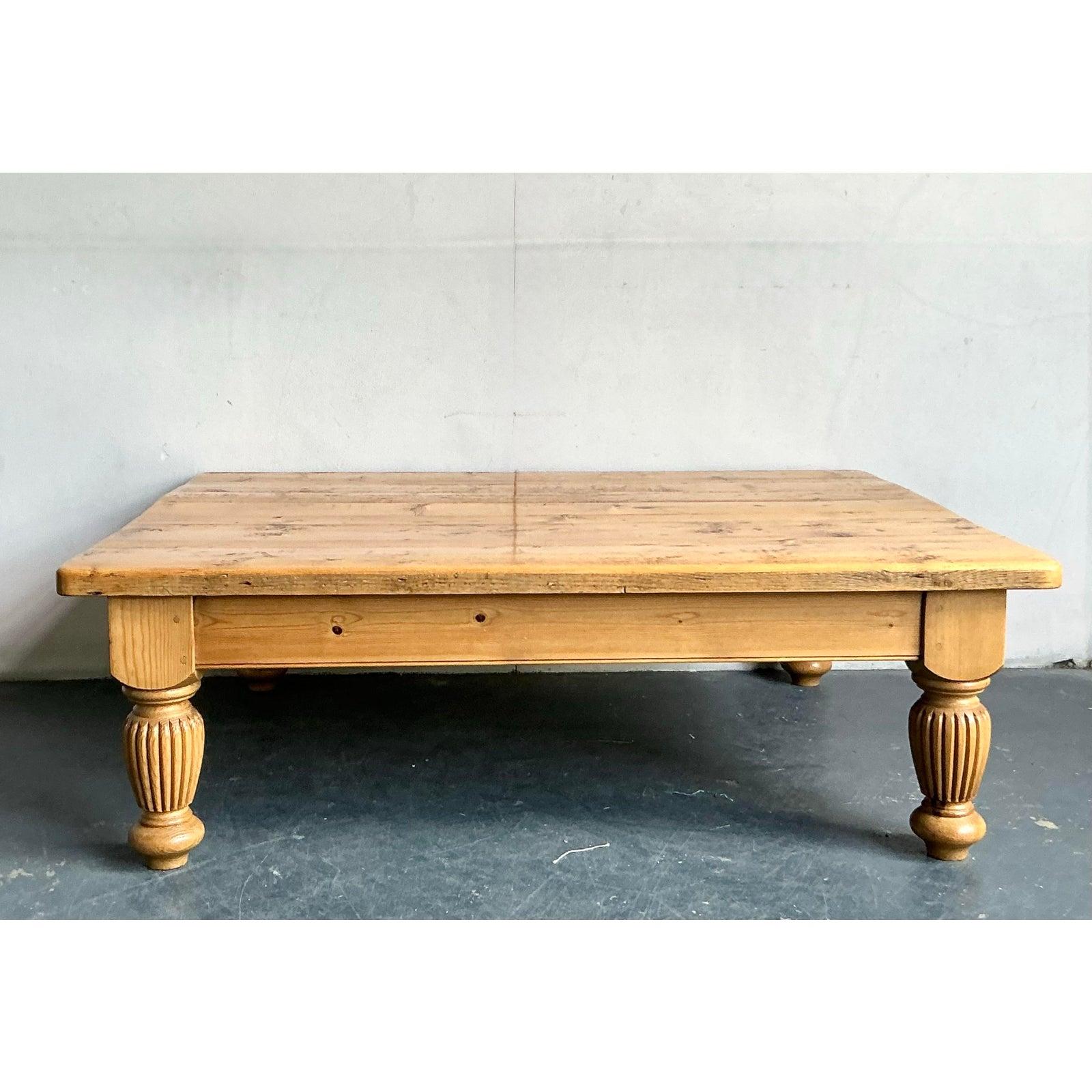 Pin Table basse de ferme en pin noueux Vintage By By en vente