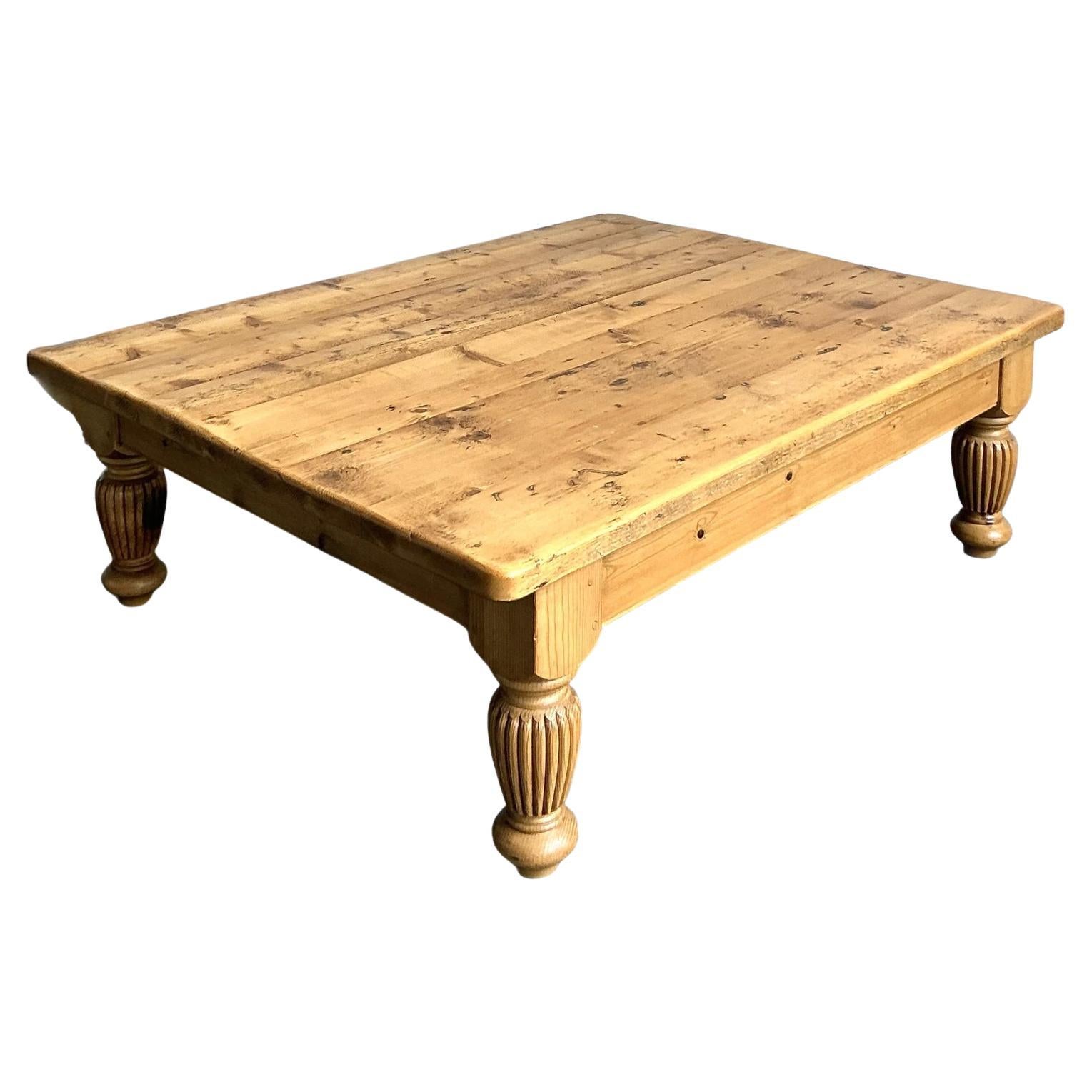 Table basse de ferme en pin noueux Vintage By By en vente
