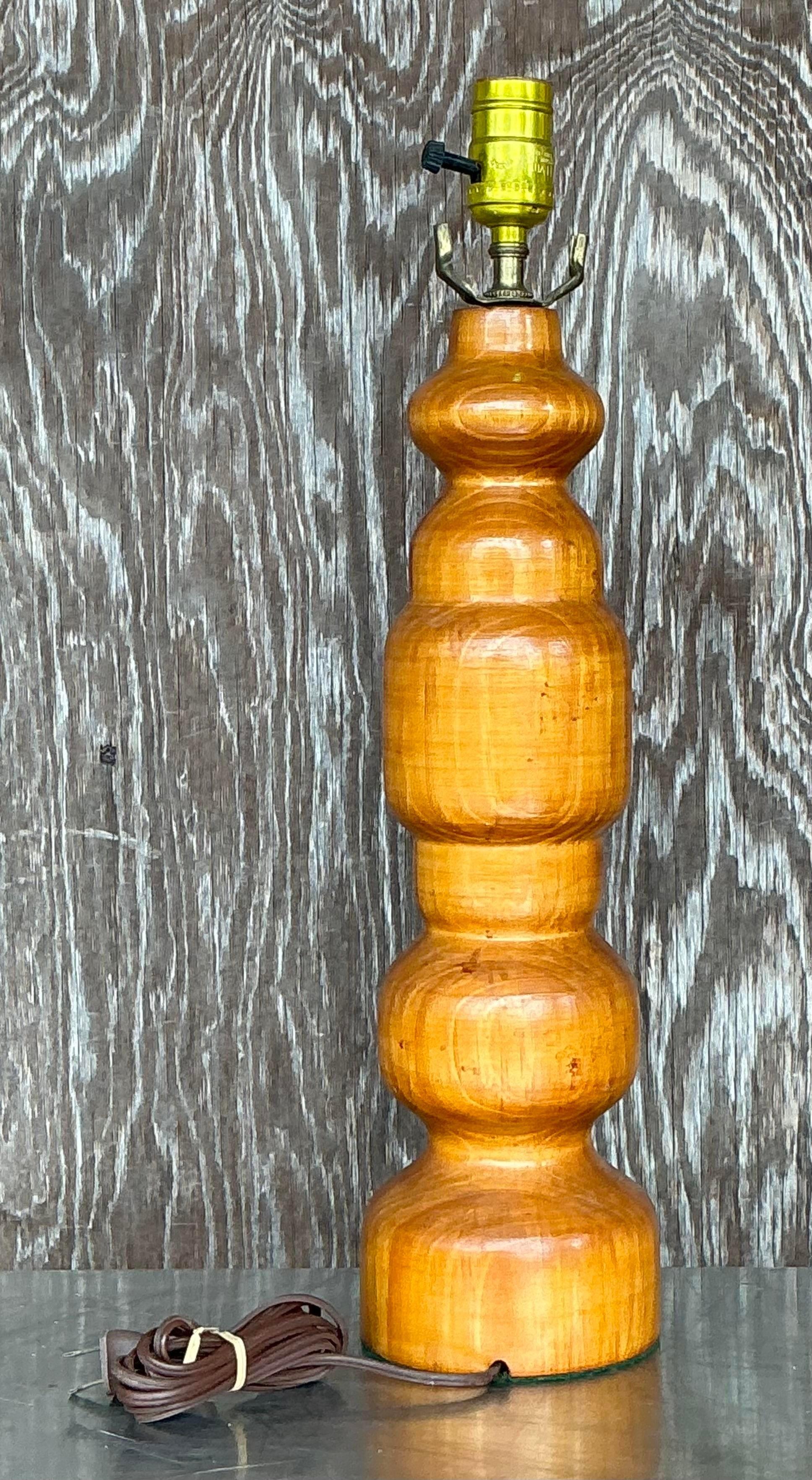 Illuminez votre espace avec le charme rustique de cette lampe à poser vintage boho en pin noueux tourné. Cette lampe unique est dotée d'une base joliment tournée fabriquée en pin noueux, mettant en valeur les nœuds et le grain naturels qui lui