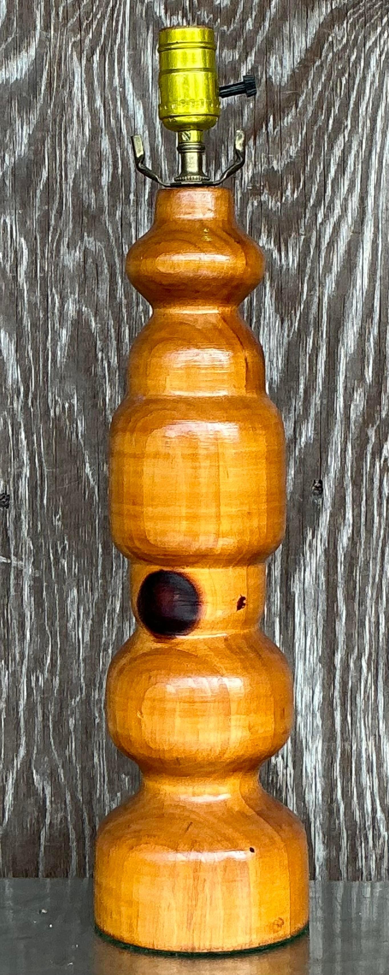 Rustique Lampe de table vintage Boho Knotty Pine Turned en vente