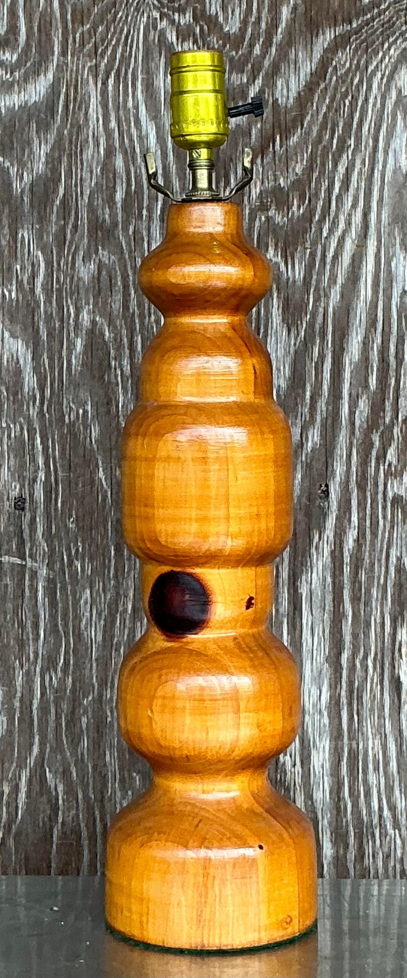 Lampe de table vintage Boho Knotty Pine Turned Bon état - En vente à west palm beach, FL