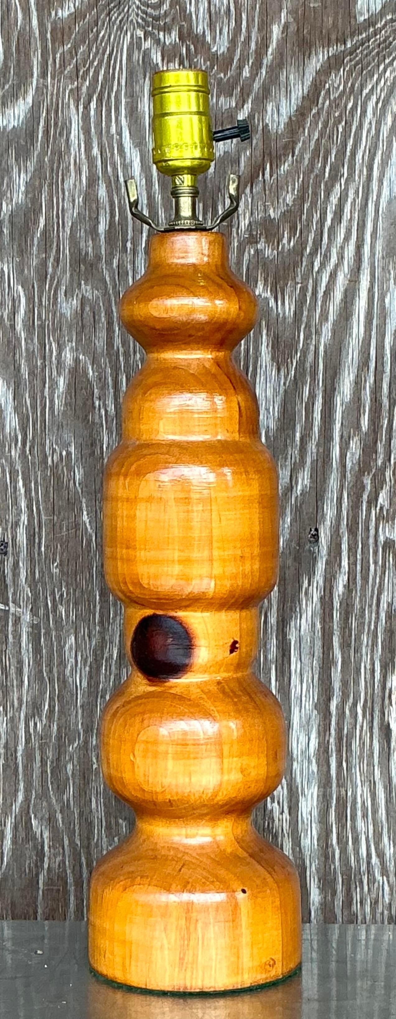 20ième siècle Lampe de table vintage Boho Knotty Pine Turned en vente