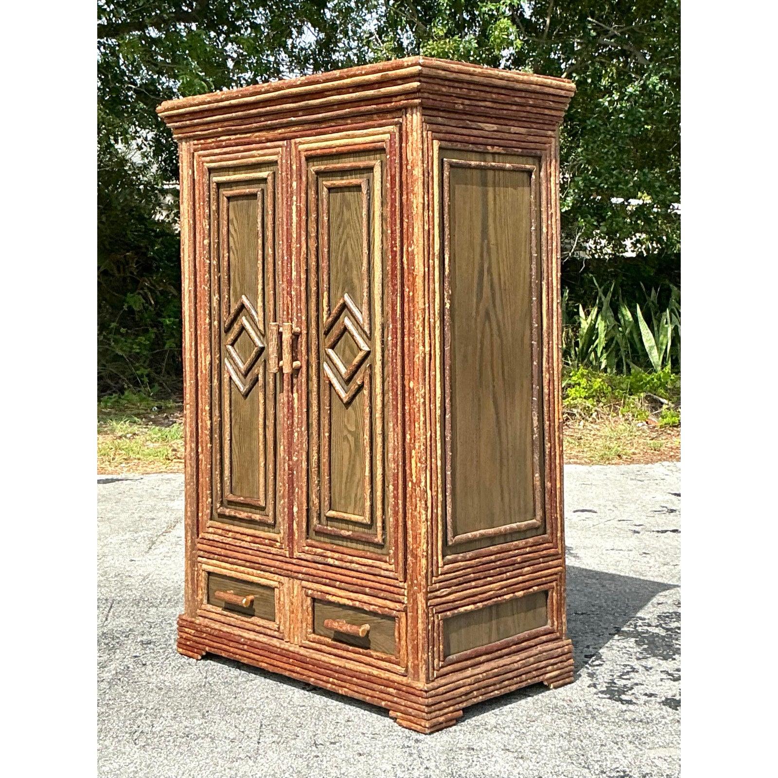 Armoire primitivo vintage Boho La Lune In condizioni buone in vendita a West Palm Beach, FL