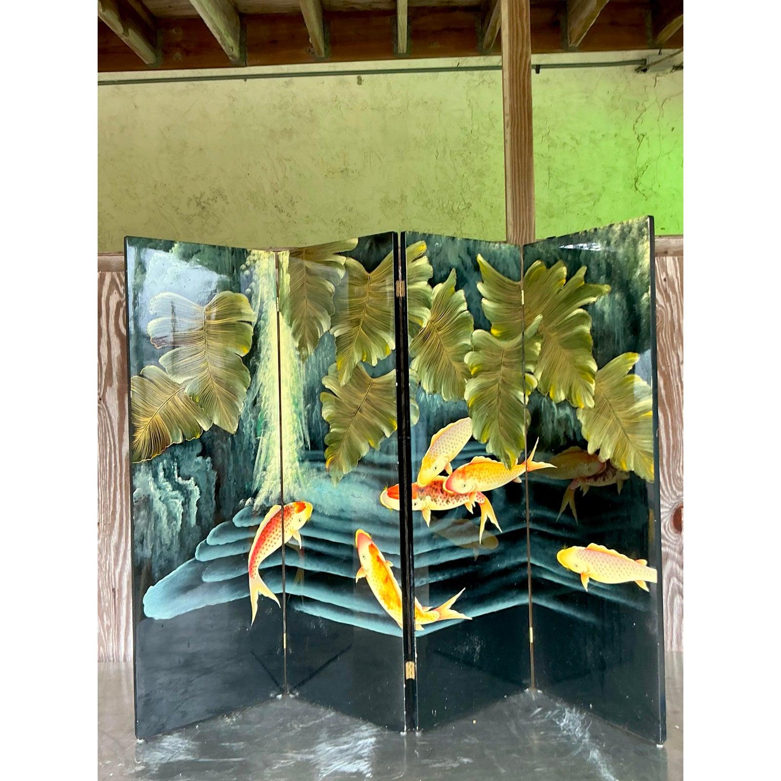 Créez un point focal serein et artistique avec ce paravent de table vintage exquis à quatre panneaux. L'écran présente une finition laquée lumineuse représentant un monde sous-marin paisible. De vibrants poissons koï, rendus dans des tons chatoyants