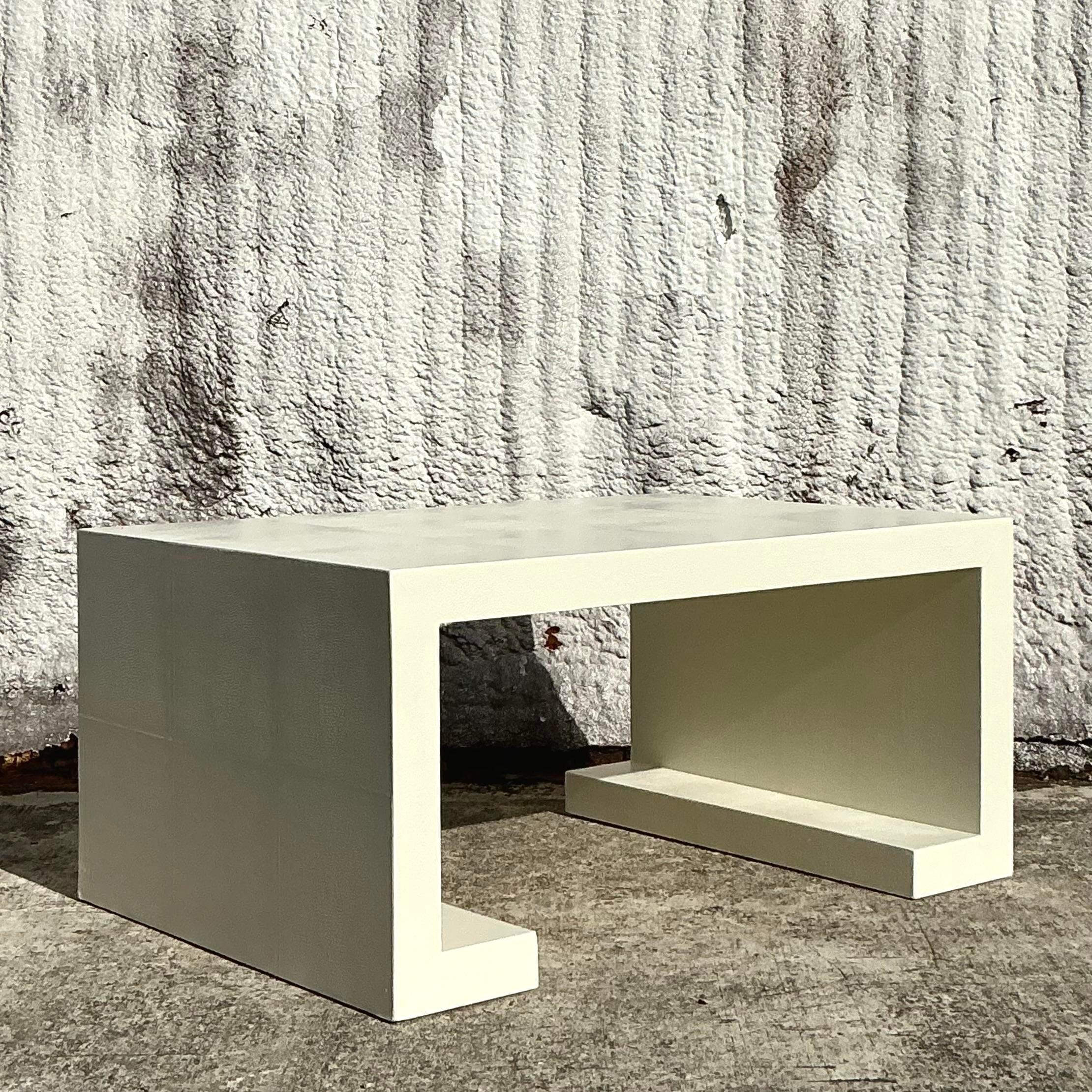 Table basse vintage Boho en galuchat laqué avec volutes Bon état - En vente à west palm beach, FL