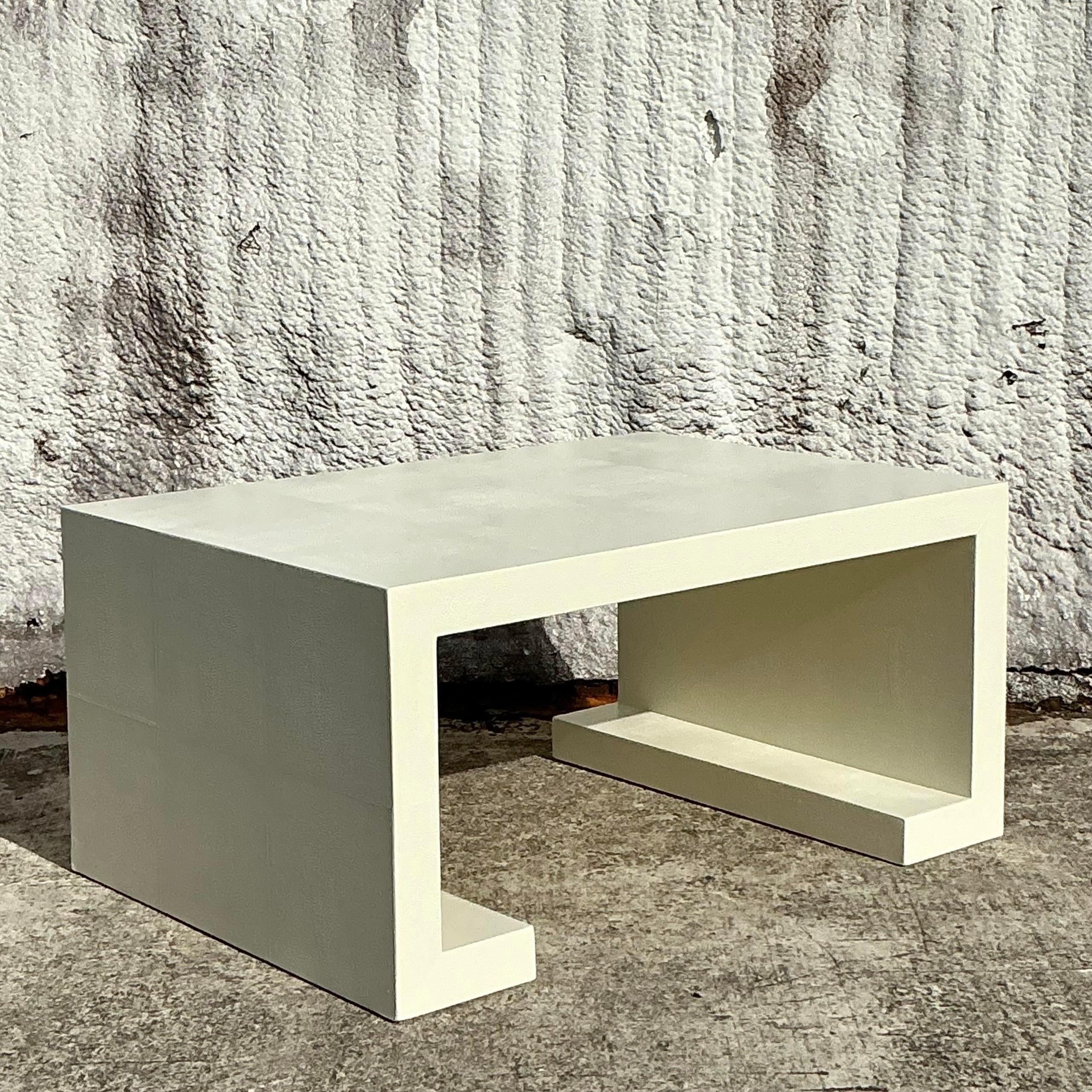 Cuir Table basse vintage Boho en galuchat laqué avec volutes en vente
