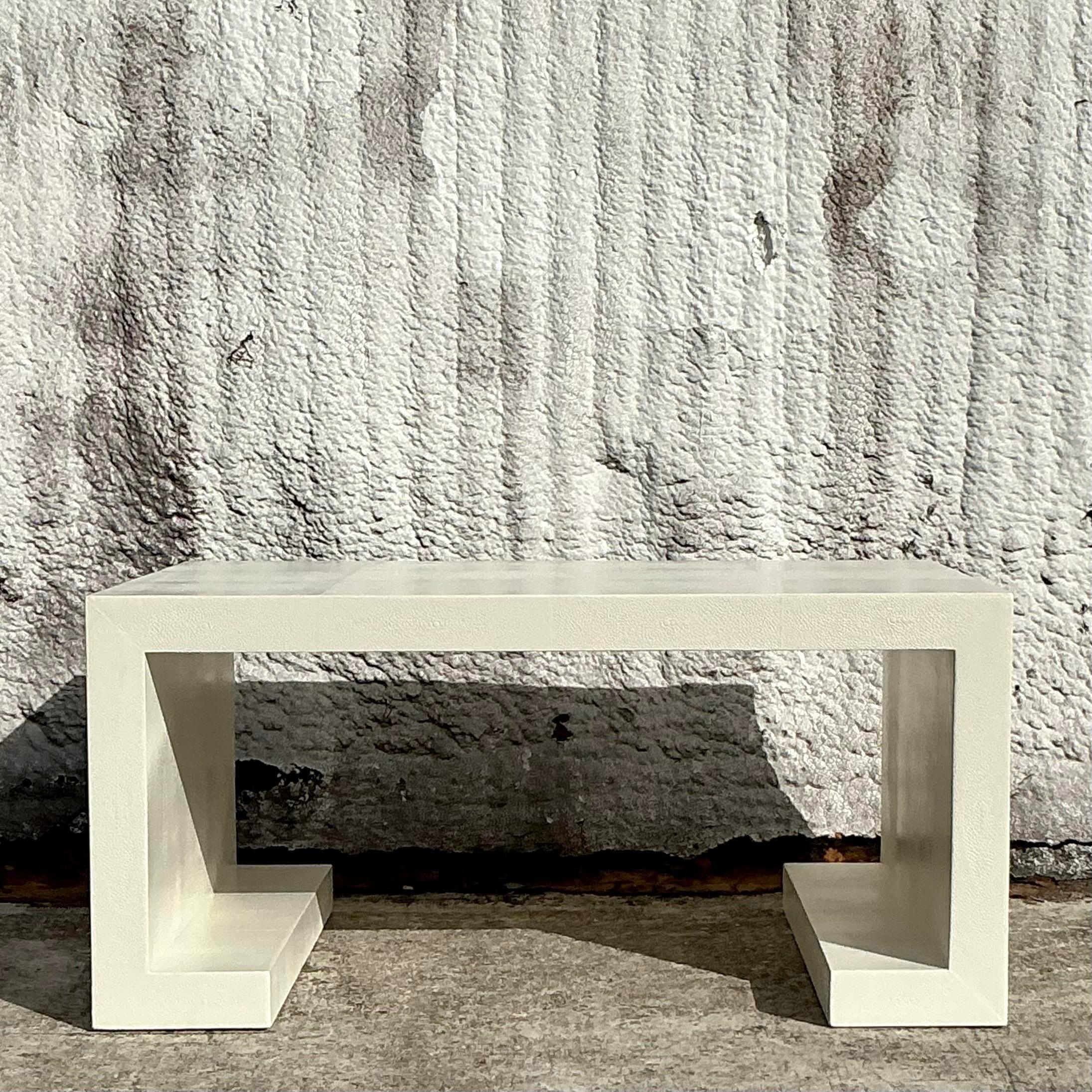Table basse vintage Boho en galuchat laqué avec volutes en vente 2
