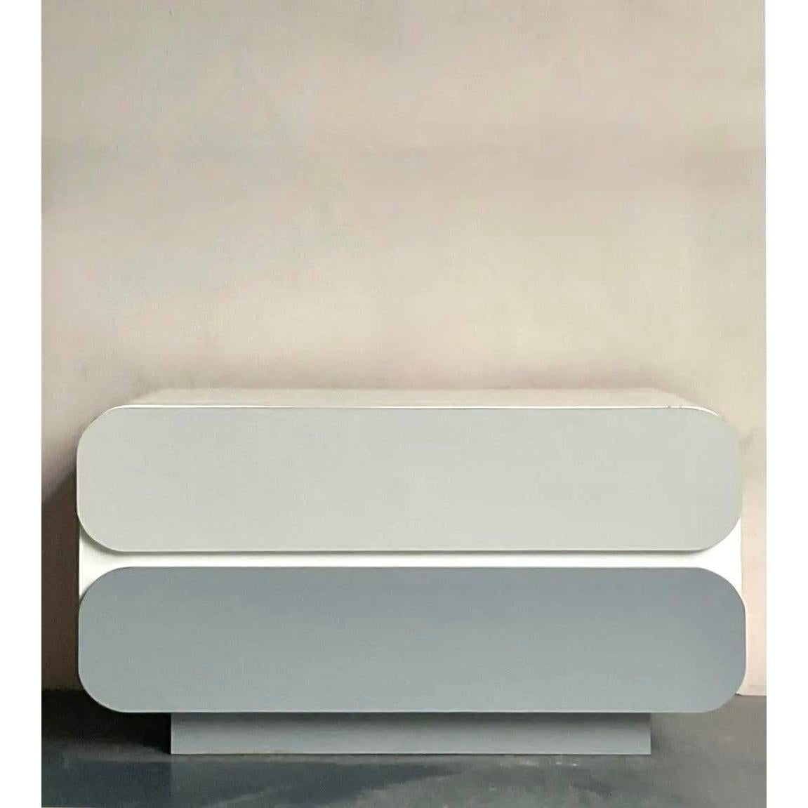 Cómoda de laminado boho vintage Posmoderno en venta