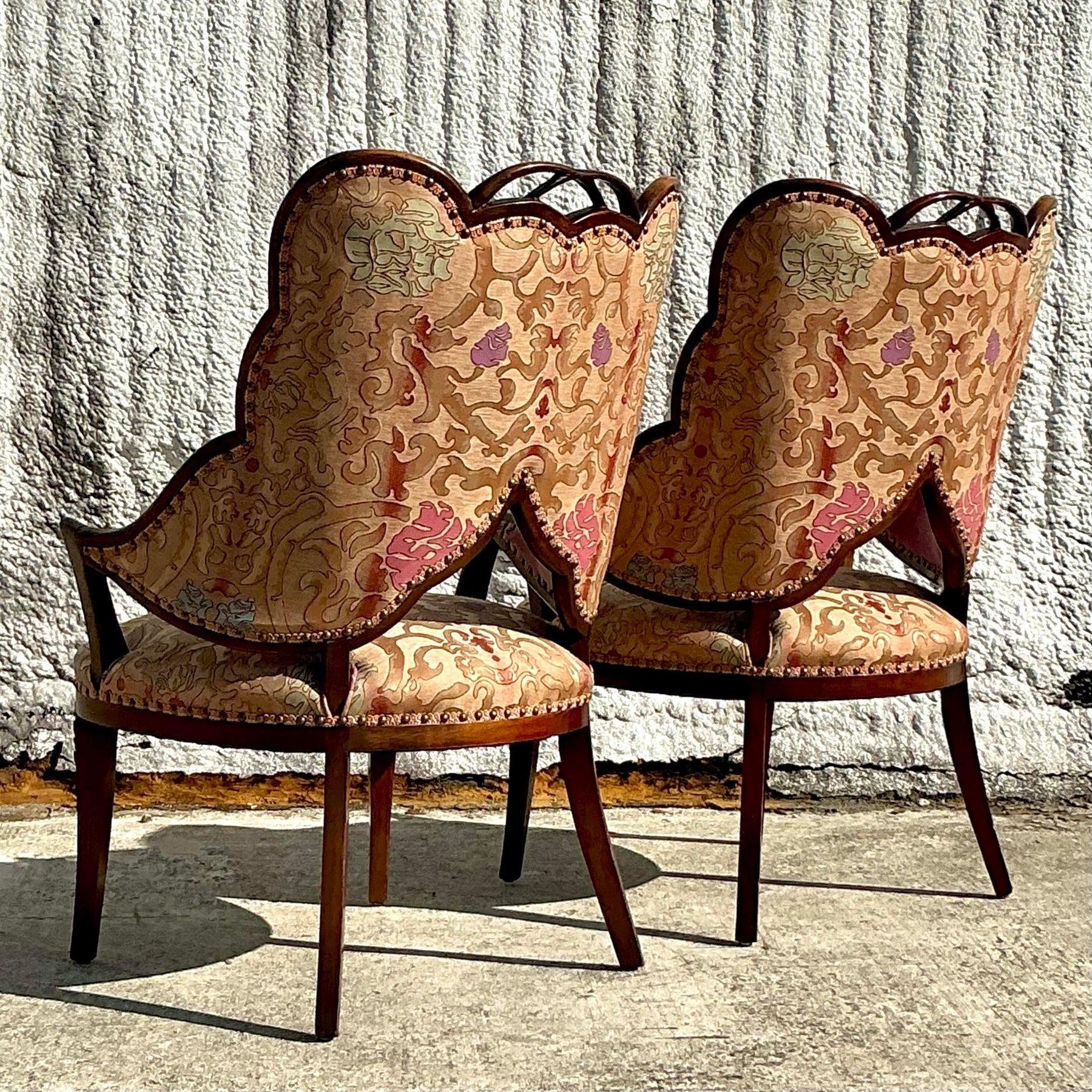 Faites une déclaration avec cette paire de chaises vintage boho à feuilles, inspirées par les designs emblématiques de Grosfeld House. Avec leur dossier sculptural en forme de feuille et leur style à la fois fantaisiste et élégant, ces chaises