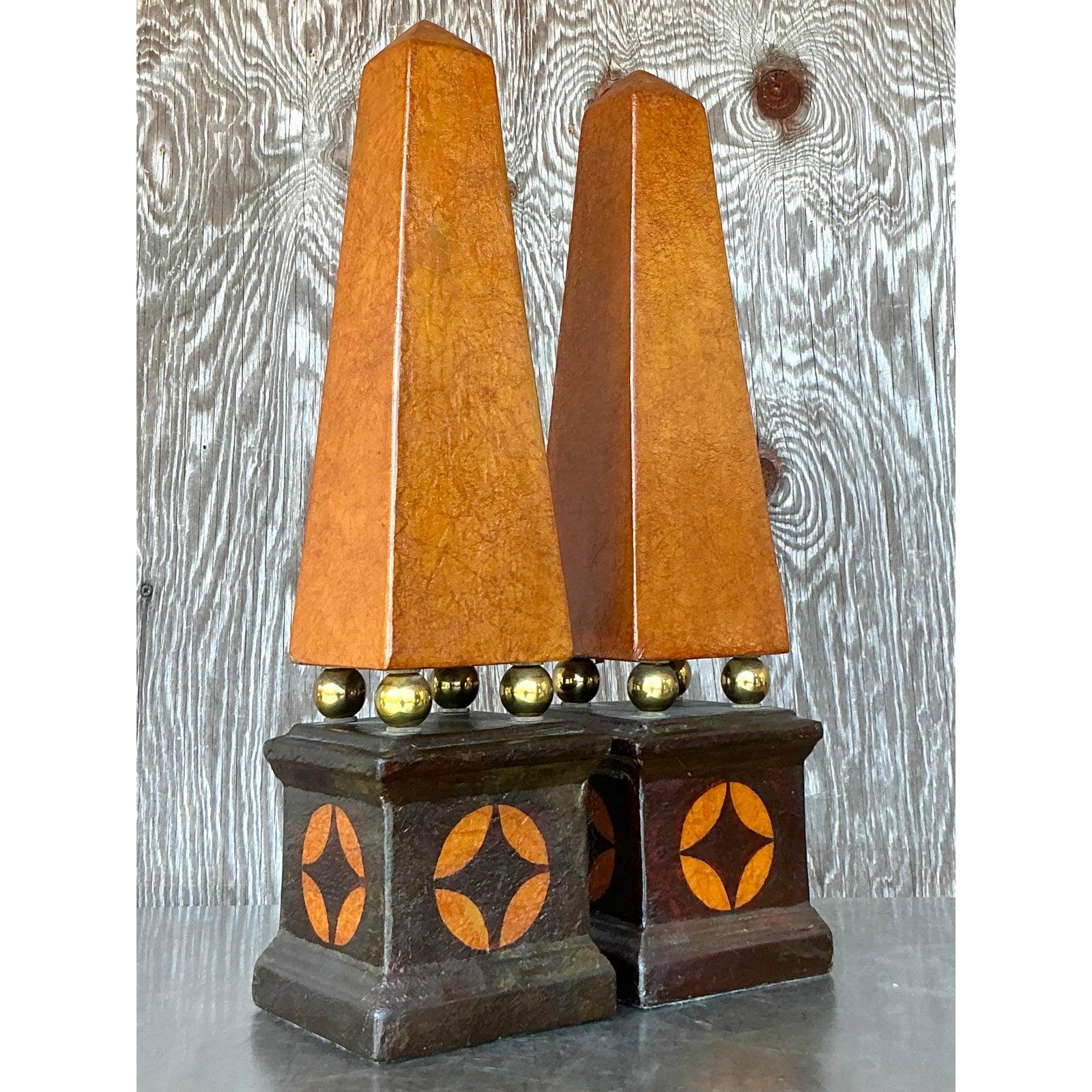 Obélisques en cuir Boho Vintage - Une paire Bon état - En vente à west palm beach, FL