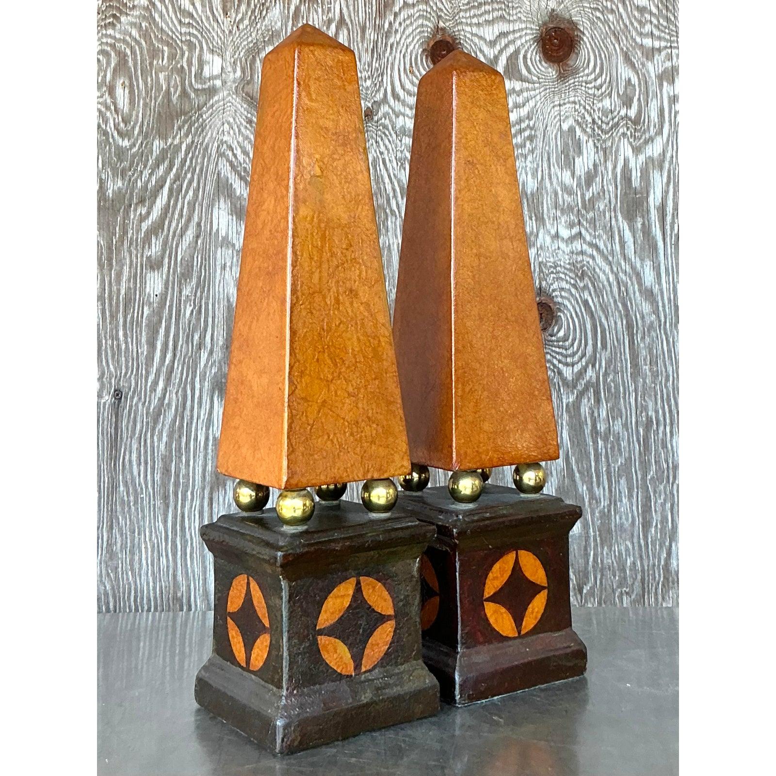 Laiton Obélisques en cuir Boho Vintage - Une paire en vente