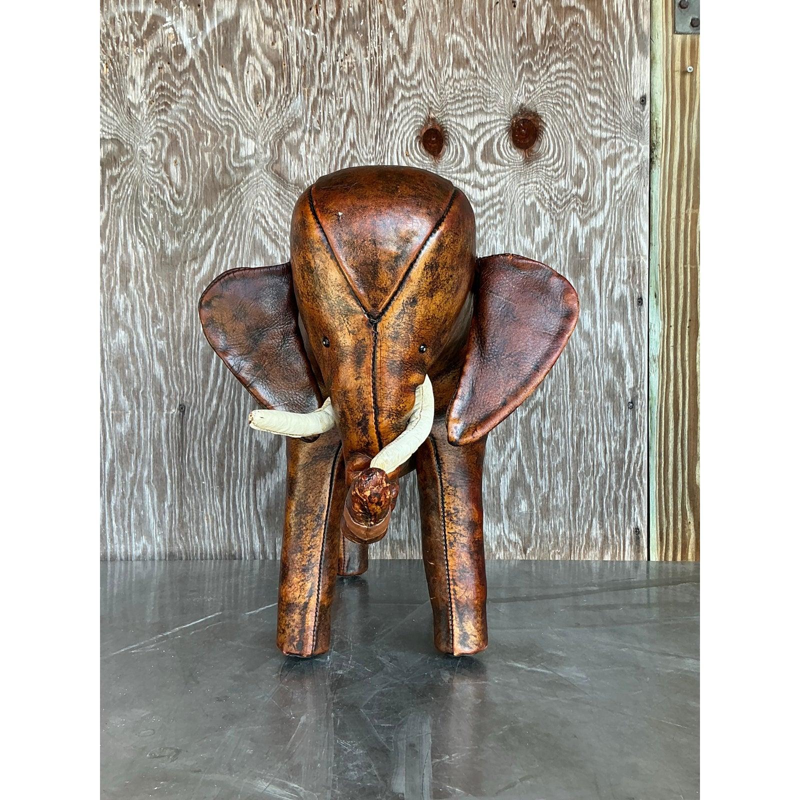 Cet exquis pouf éléphant en cuir vintage est un magnifique exemple d'artisanat, rappelant les designs emblématiques d'Omersa. Fabriquée à la main avec du cuir brun patiné, cette charmante pièce présente une forme magnifiquement sculptée, avec des