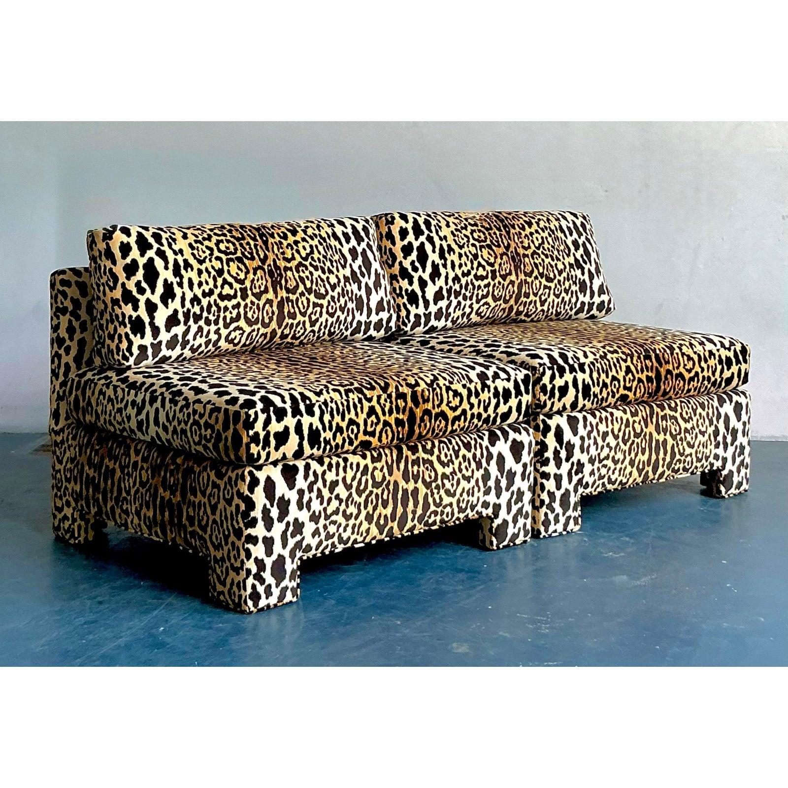 Dai un tocco di indomita eleganza al tuo spazio abitativo con questa accattivante coppia di sedie pantofolaie vintage, impreziosite da un lussuoso velluto leopardato. Queste sedie racchiudono perfettamente un'audace estetica Boho fusa con un pizzico