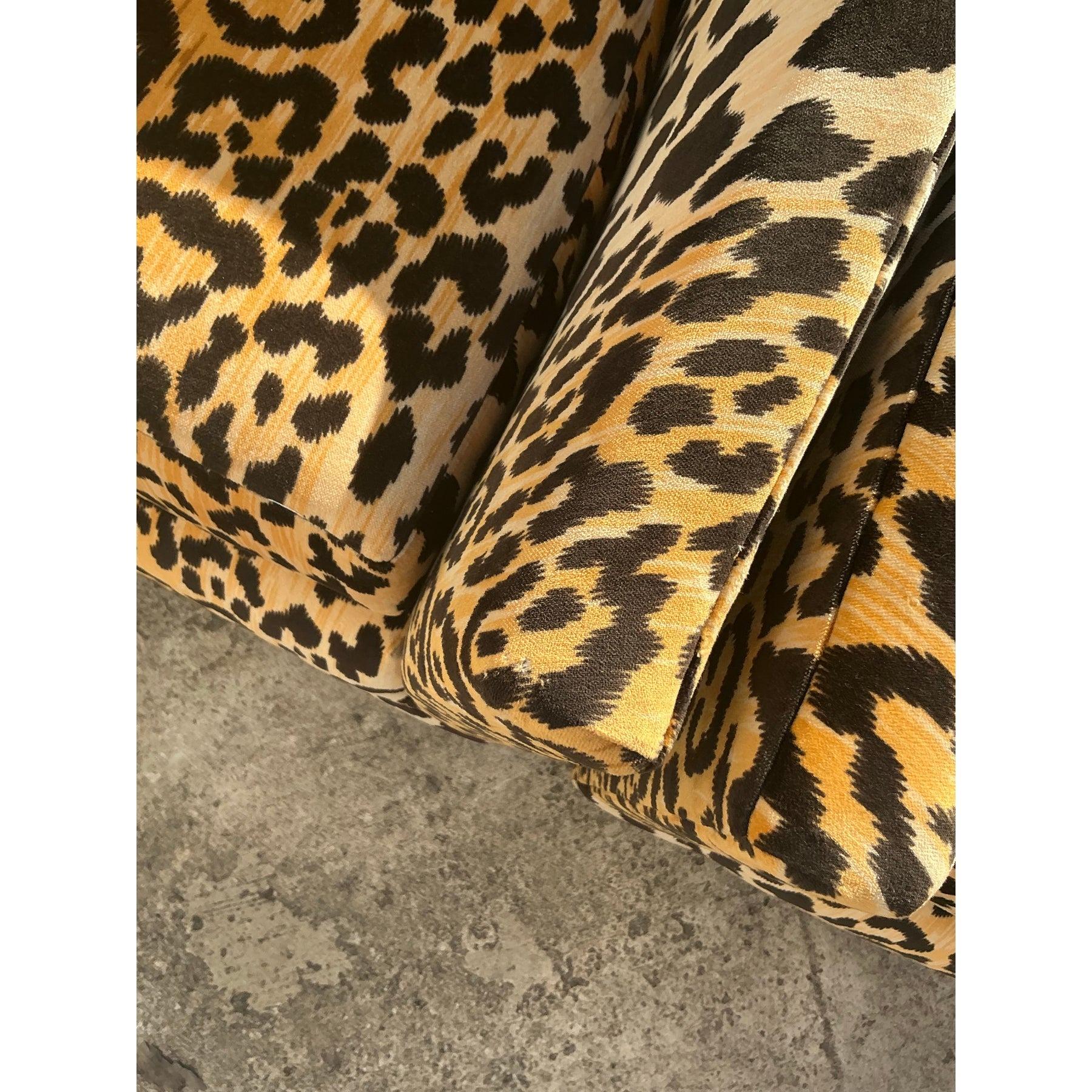 Haz una declaración audaz con este impresionante par de sillas giratorias vintage boho de terciopelo de leopardo. Tapizadas en lujoso terciopelo con estampado de leopardo, estas sillas aportan dramatismo y sofisticación a cualquier espacio. El