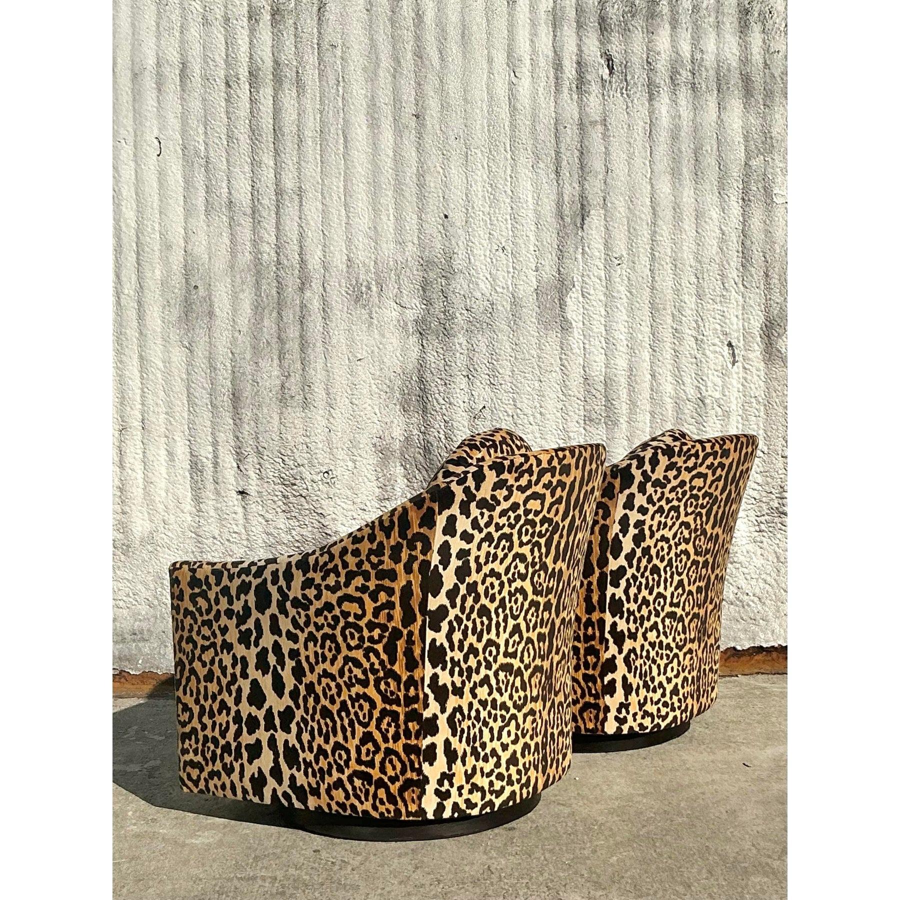 Pareja de sillas giratorias vintage de terciopelo de leopardo boho Moderno de mediados de siglo en venta