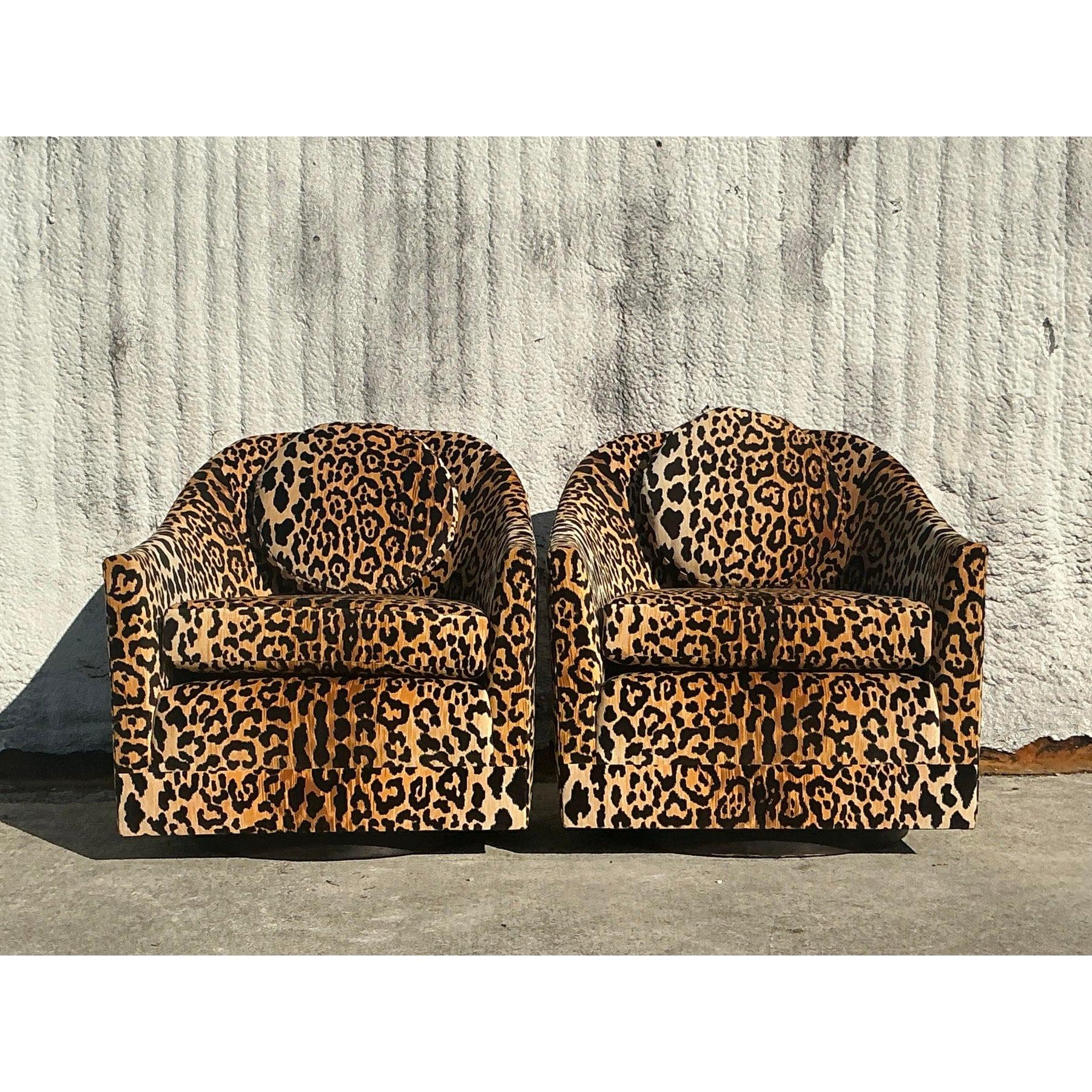 Pareja de sillas giratorias vintage de terciopelo de leopardo boho Estadounidense en venta