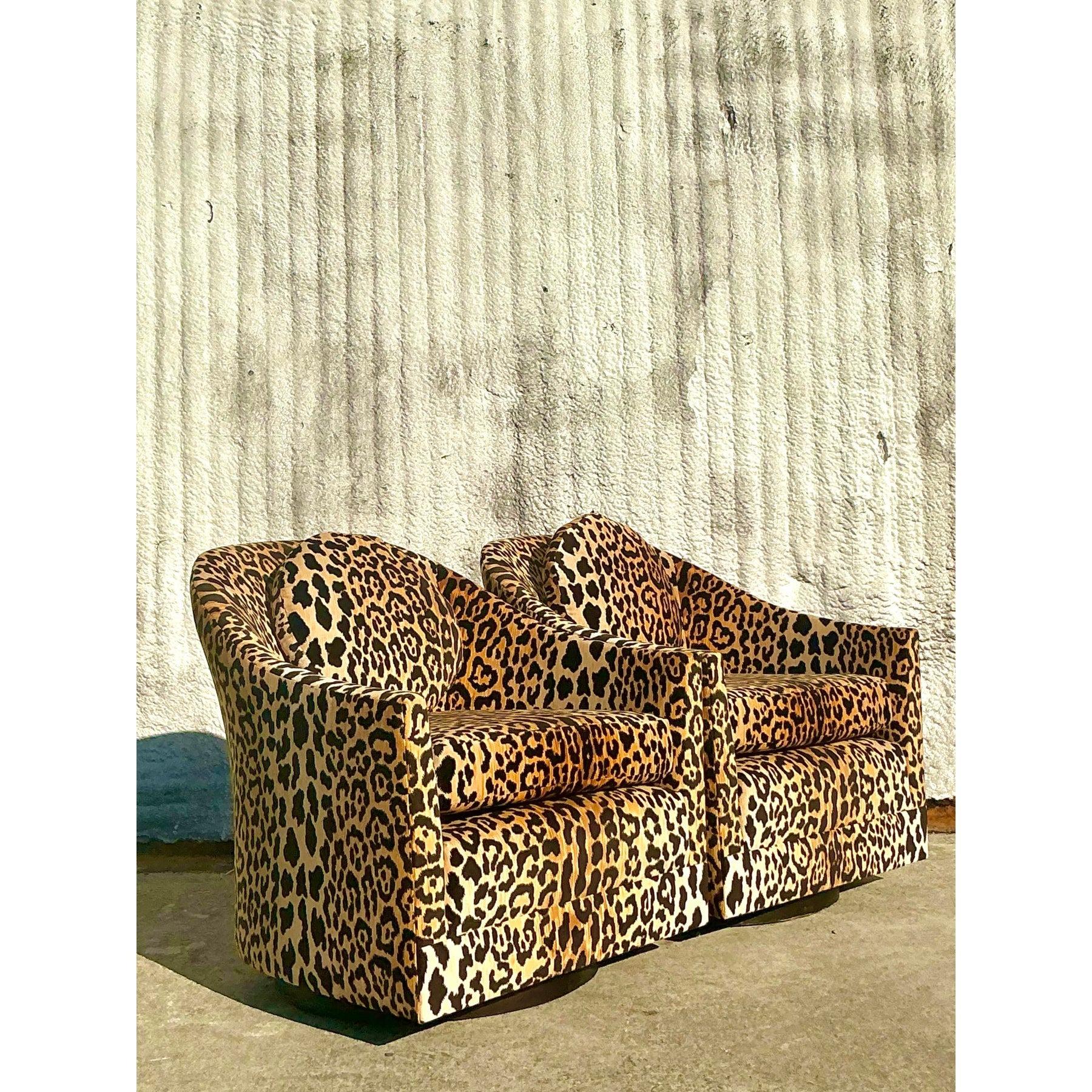 Pareja de sillas giratorias vintage de terciopelo de leopardo boho siglo XX en venta