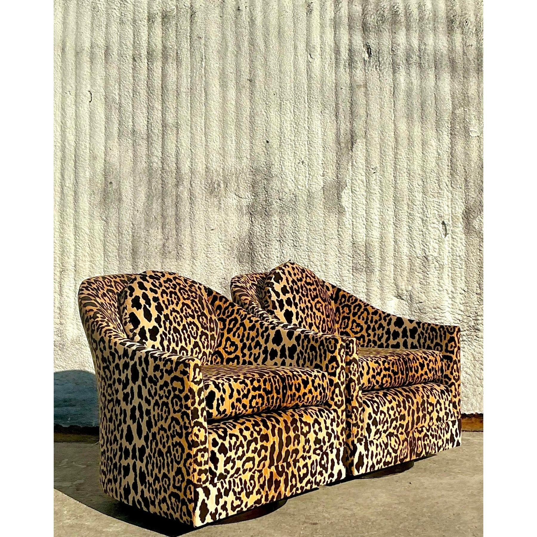 Pareja de sillas giratorias vintage de terciopelo de leopardo boho Tela en venta