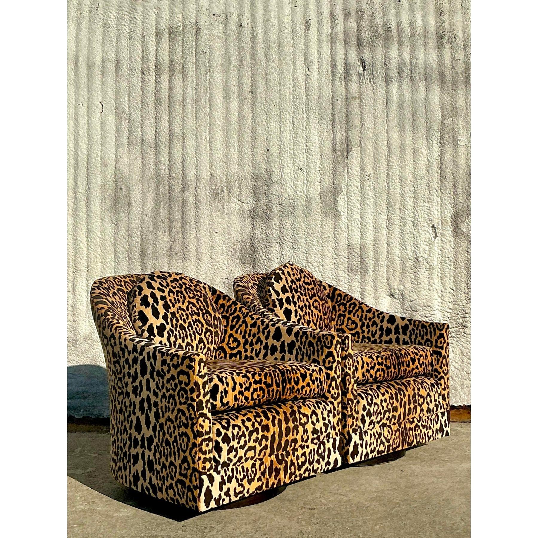 Pareja de sillas giratorias vintage de terciopelo de leopardo boho en venta 1