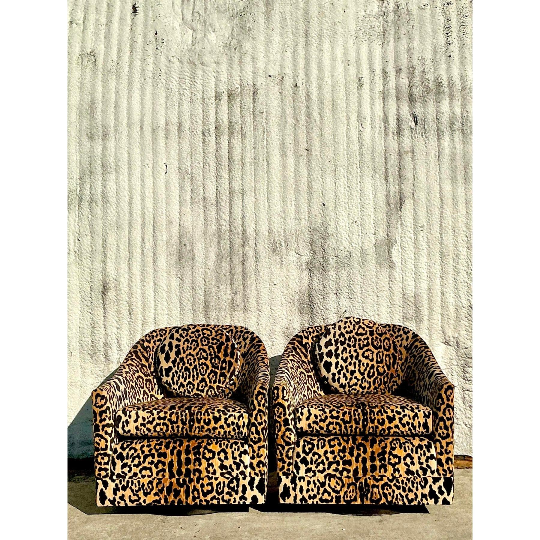 Pareja de sillas giratorias vintage de terciopelo de leopardo boho en venta 2