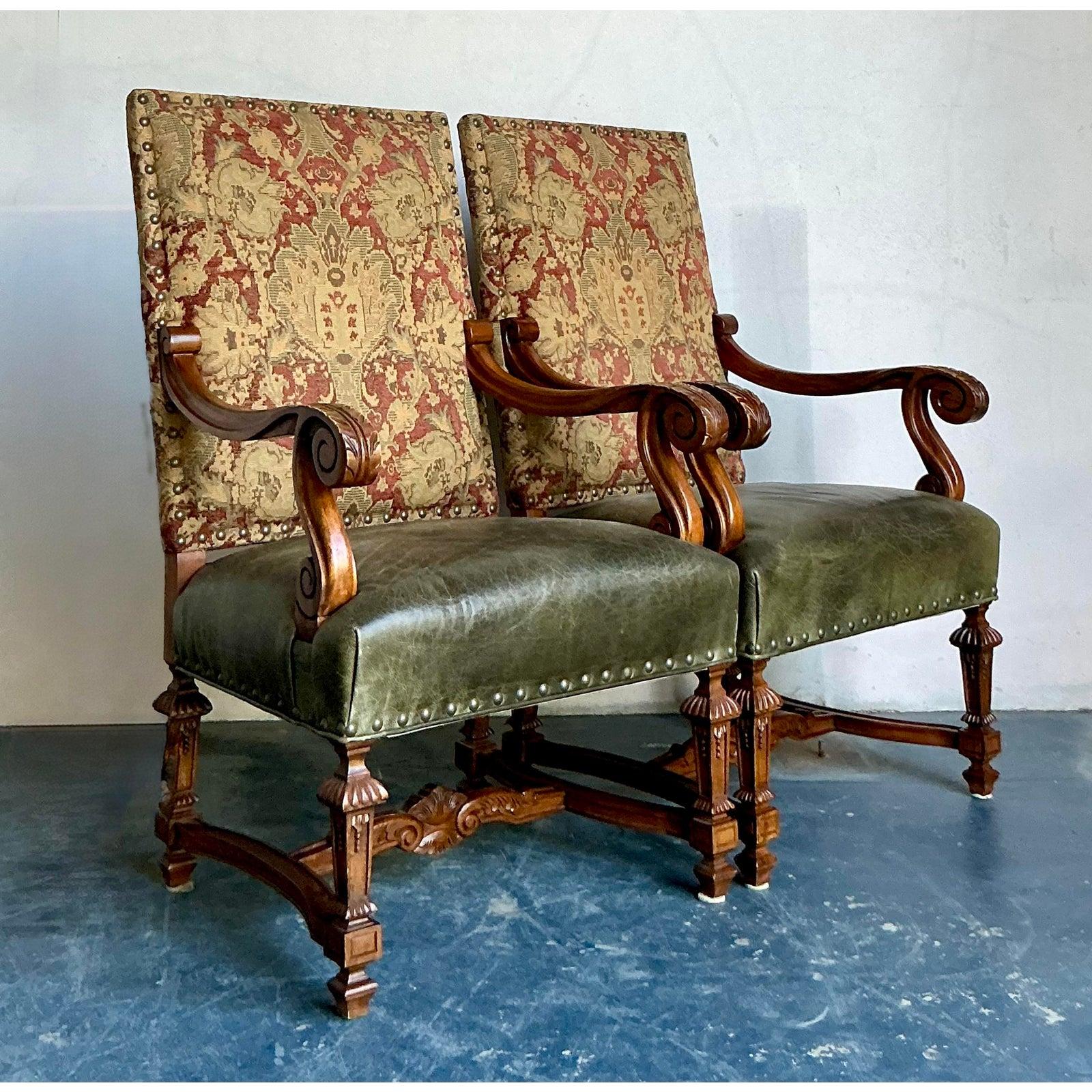 Questa eccezionale coppia di poltrone con schienale alto, attribuita alla Collection'S Lillian August, presenta un'interpretazione drammatica degli stili revival giacobino e barocco, fondendo le forme tradizionali con una tappezzeria ricca e