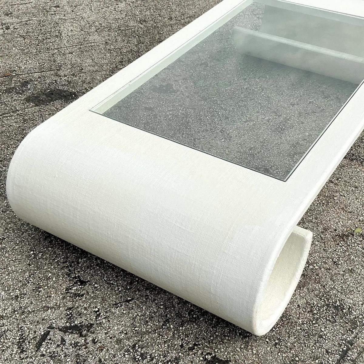 Eleva il tuo spazio abitativo con questo splendido tavolino da caffè con rotolo avvolto in lino vintage Boho. Caratterizzato da un esclusivo design a volute e avvolto a mano in lino naturale, questo tavolo unisce il fascino bohémien a un'eleganza