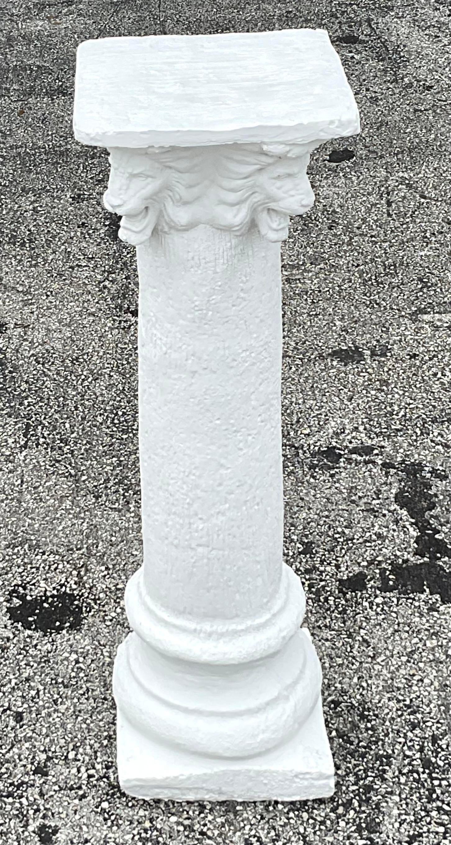 Verleihen Sie Ihrem Garten, Eingangsbereich oder Wohnraum einen Hauch von zeitloser Eleganz mit dieser atemberaubenden Vintage Boho Lions Head Cement Column. Mit einem Trio von kunstvoll geschnitzten Löwenköpfen um die Spitze herum ist dieses Stück