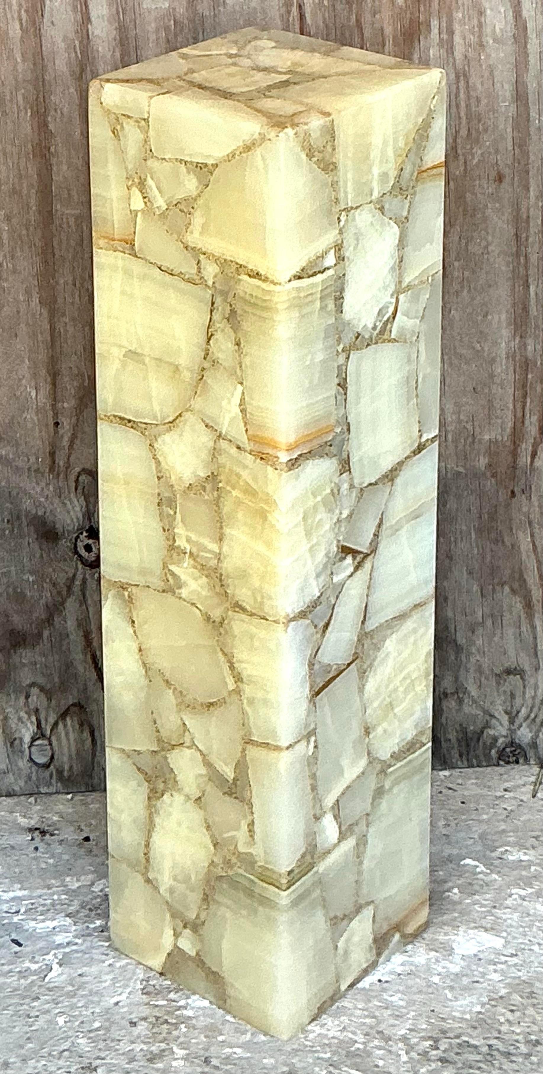 Élevez votre espace avec notre piédestal Vintage Boho Lit Onyx. Cette superbe pièce présente un design en onyx brillant, alliant le charme bohème à la sophistication américaine, parfait pour créer un point focal captivant dans n'importe quelle pièce.