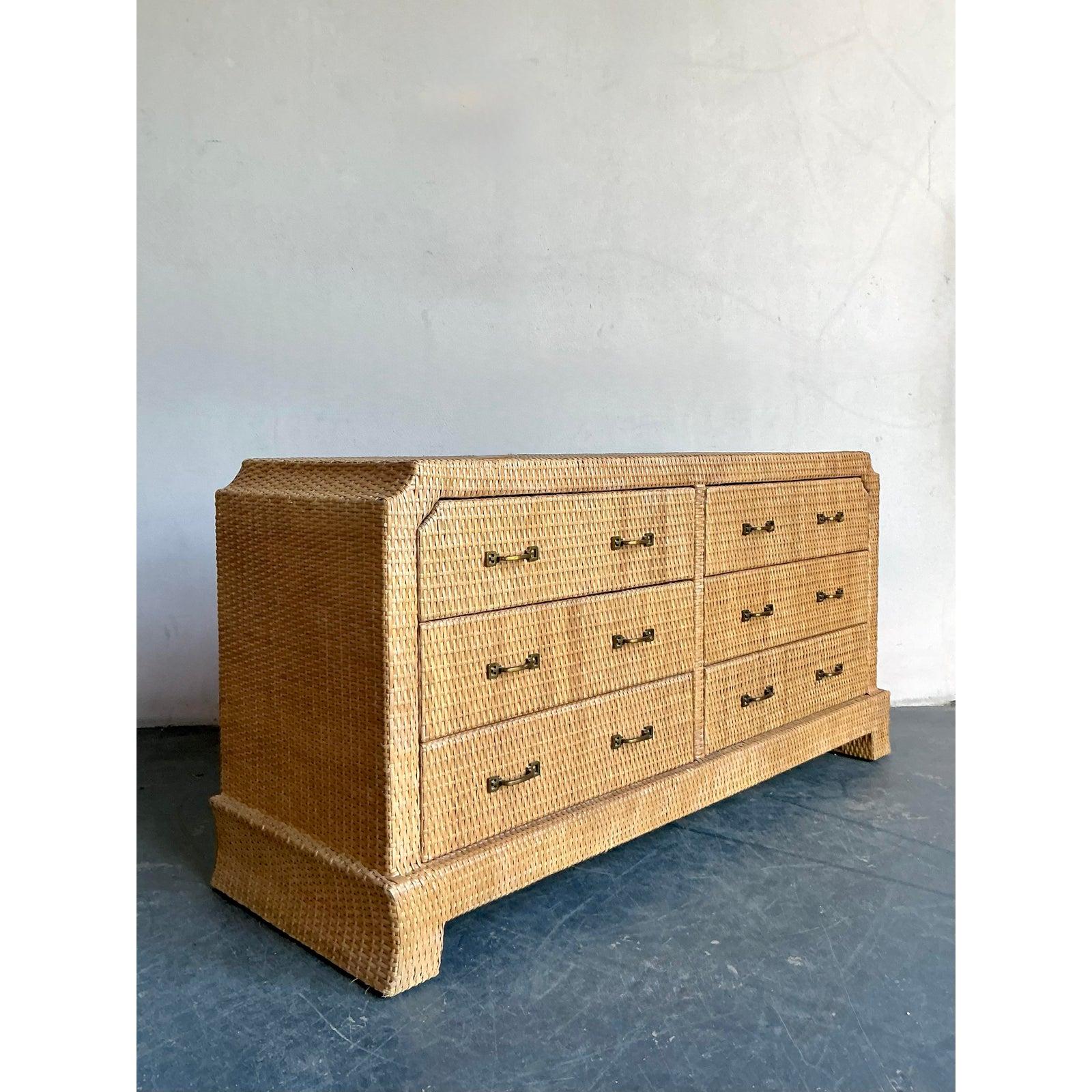 Cassettone vintage in rattan intrecciato Boho Locar con tacche in vendita 4