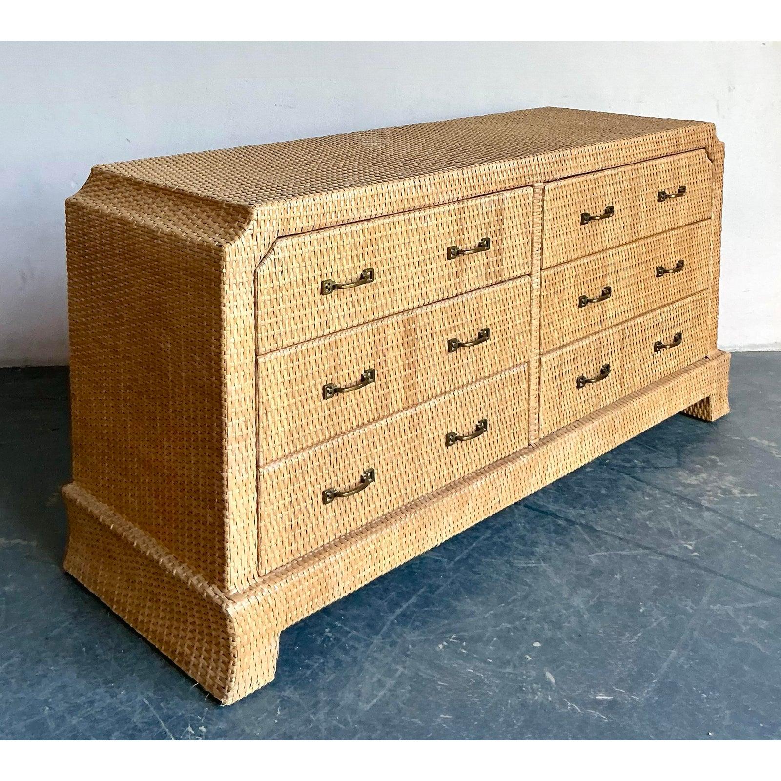 Filippino Cassettone vintage in rattan intrecciato Boho Locar con tacche in vendita