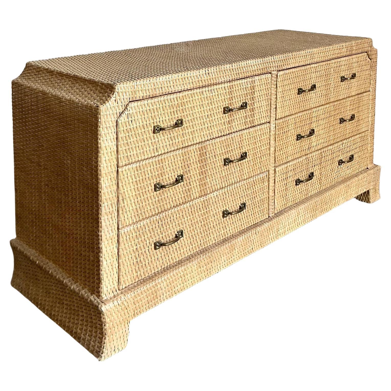 Cassettone vintage in rattan intrecciato Boho Locar con tacche