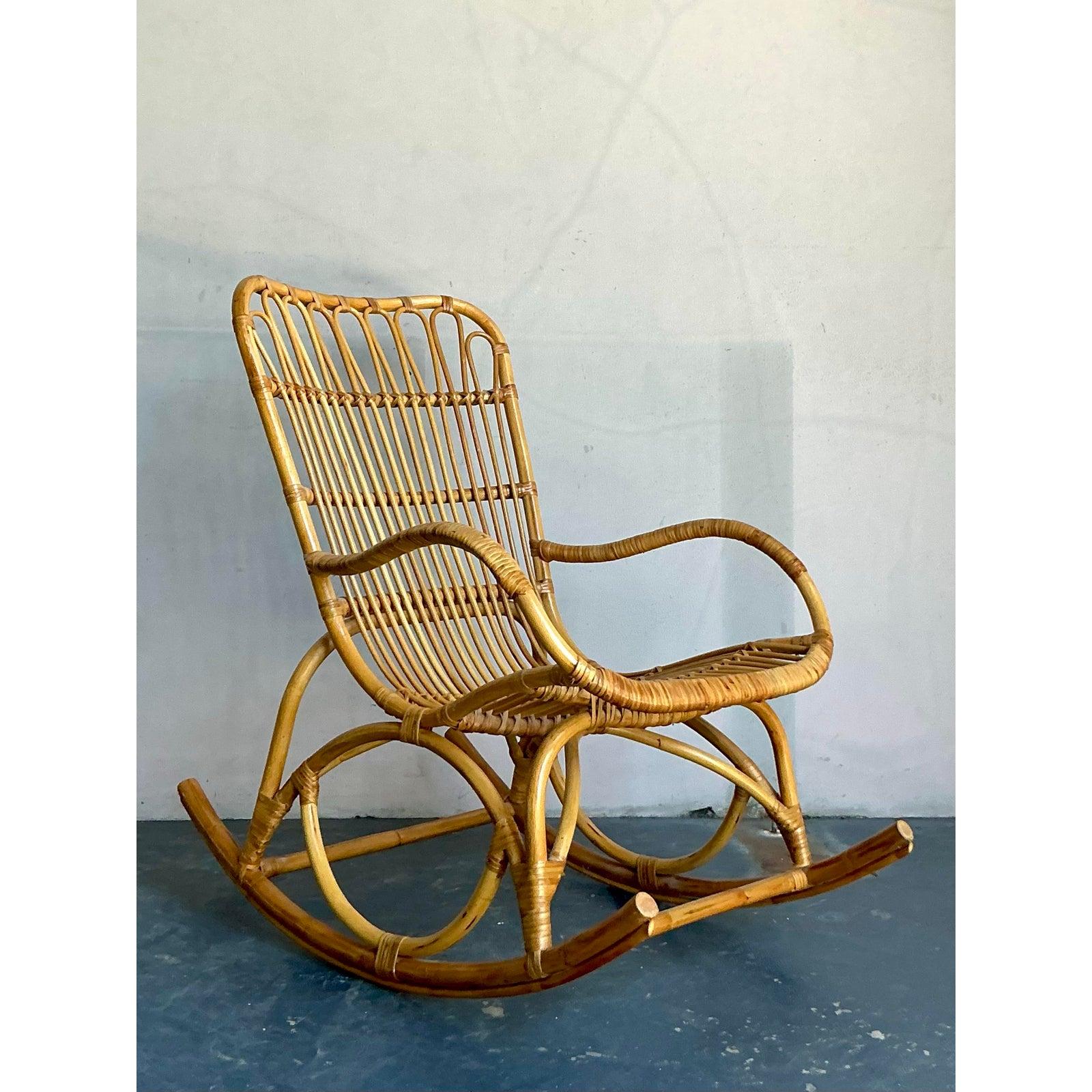 Sedia a dondolo Looping in rattan vintage Boho In condizioni buone in vendita a West Palm Beach, FL